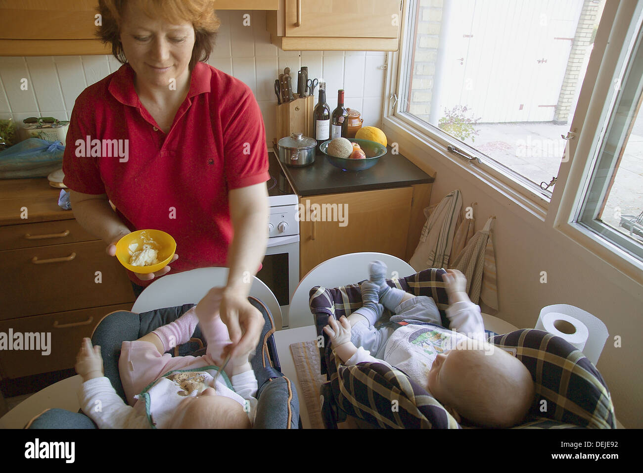 Madre l'alimentazione dei neonati a Vallensbaek. Sjaeland. Danimarca Foto Stock