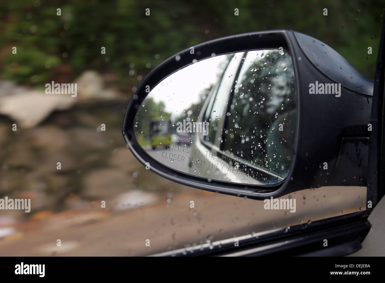 Specchio retrovisore di una vettura visualizzati i veicoli provenienti da dietro Foto Stock
