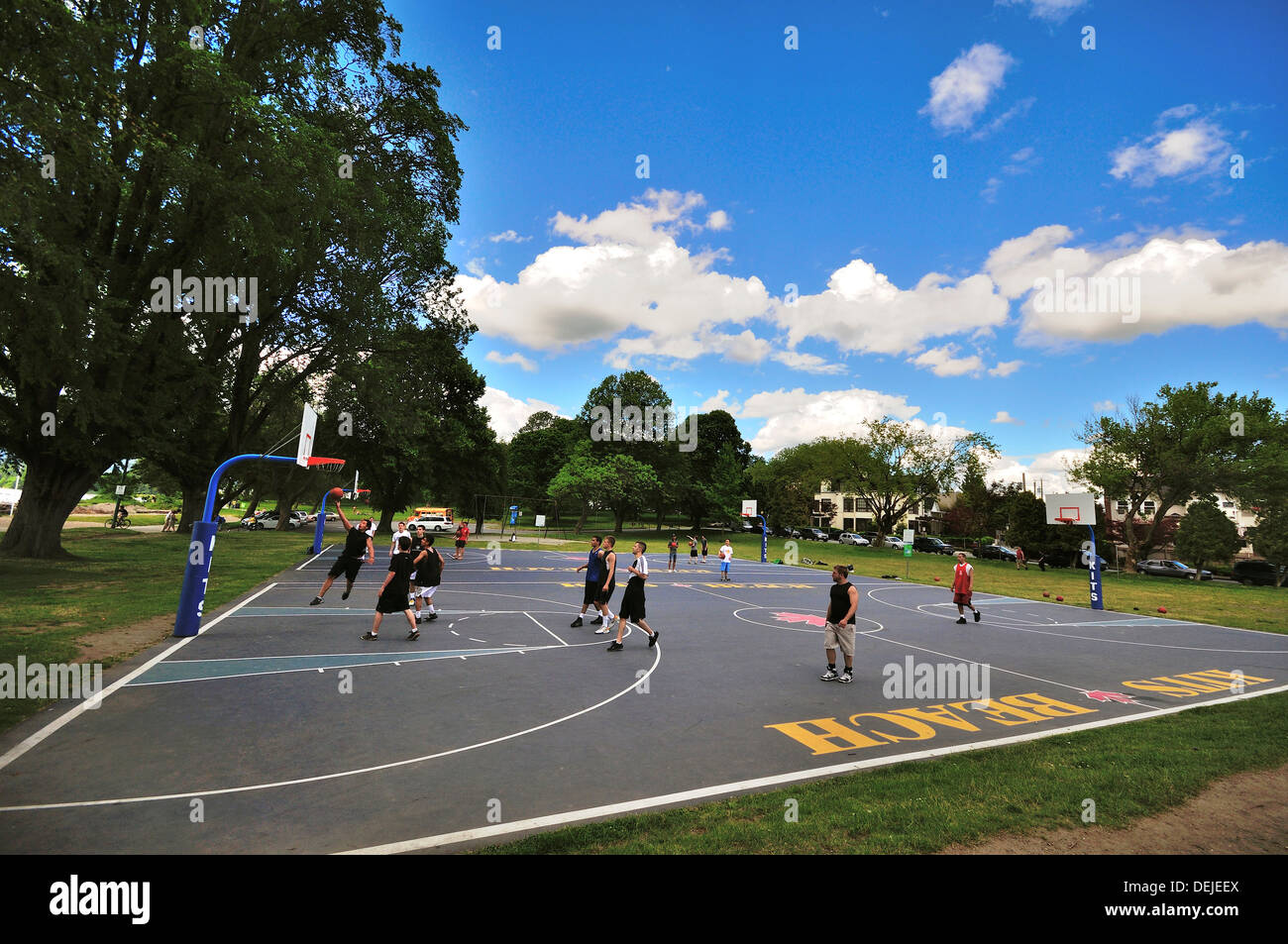 Il giocatore fa un layup durante una partita di basket sul tribunale aperto a Kitsilano Beach, Vancouver Foto Stock