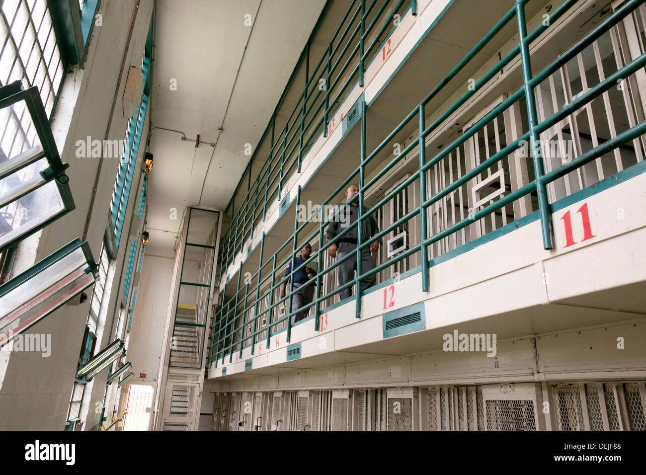 Guardie carcerarie all'interno di unità di prigione vicino a Houston, Texas a piedi attraverso le celle e fare di testa-conta dei prigionieri durante il giorno Foto Stock