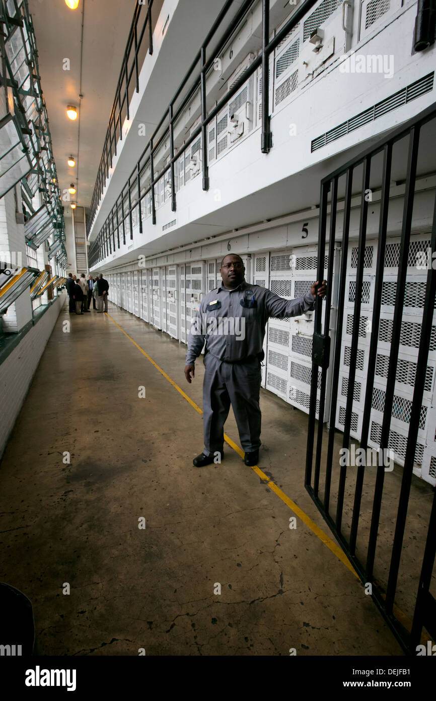 Guardie carcerarie all'interno di unità di prigione vicino a Houston, Texas a piedi attraverso le celle e fare di testa-conta dei prigionieri durante il giorno Foto Stock