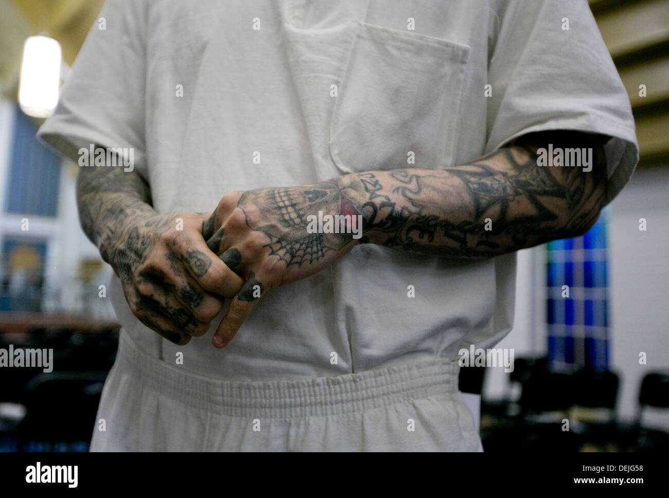 Voce maschile detenuto con vari tatuaggi sulle sue braccia all'interno del carcere di massima sicurezza nei pressi di Houston, Texas Foto Stock