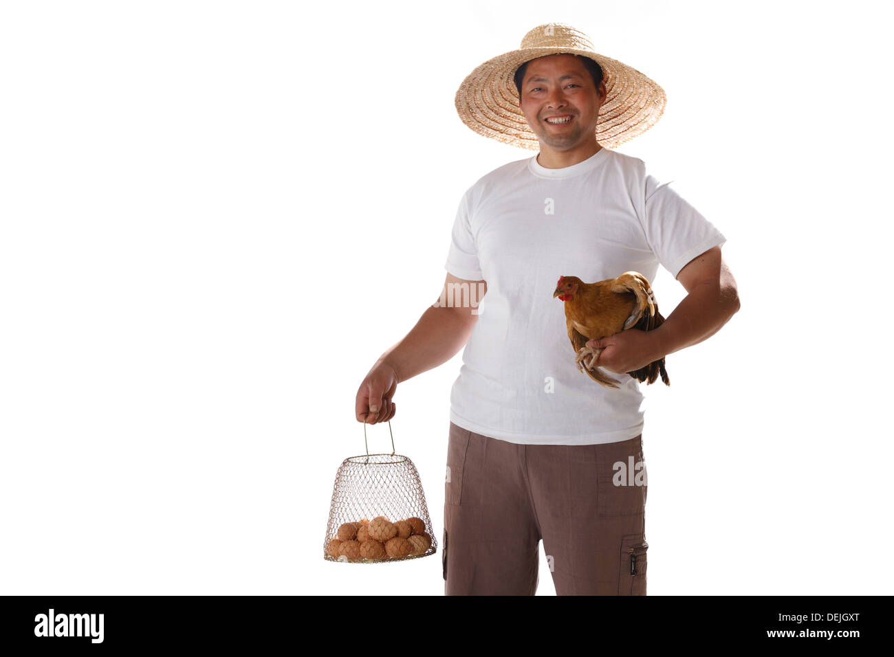 L'agricoltore che detiene le uova e pollo Foto Stock