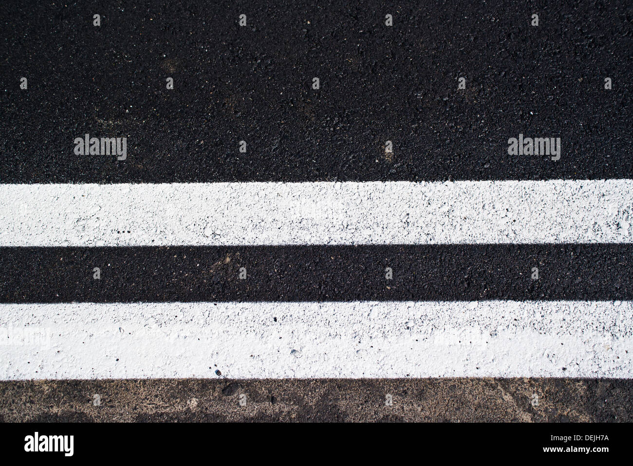 La segnaletica stradale - le doppie linee sulla strada asfaltata Foto Stock