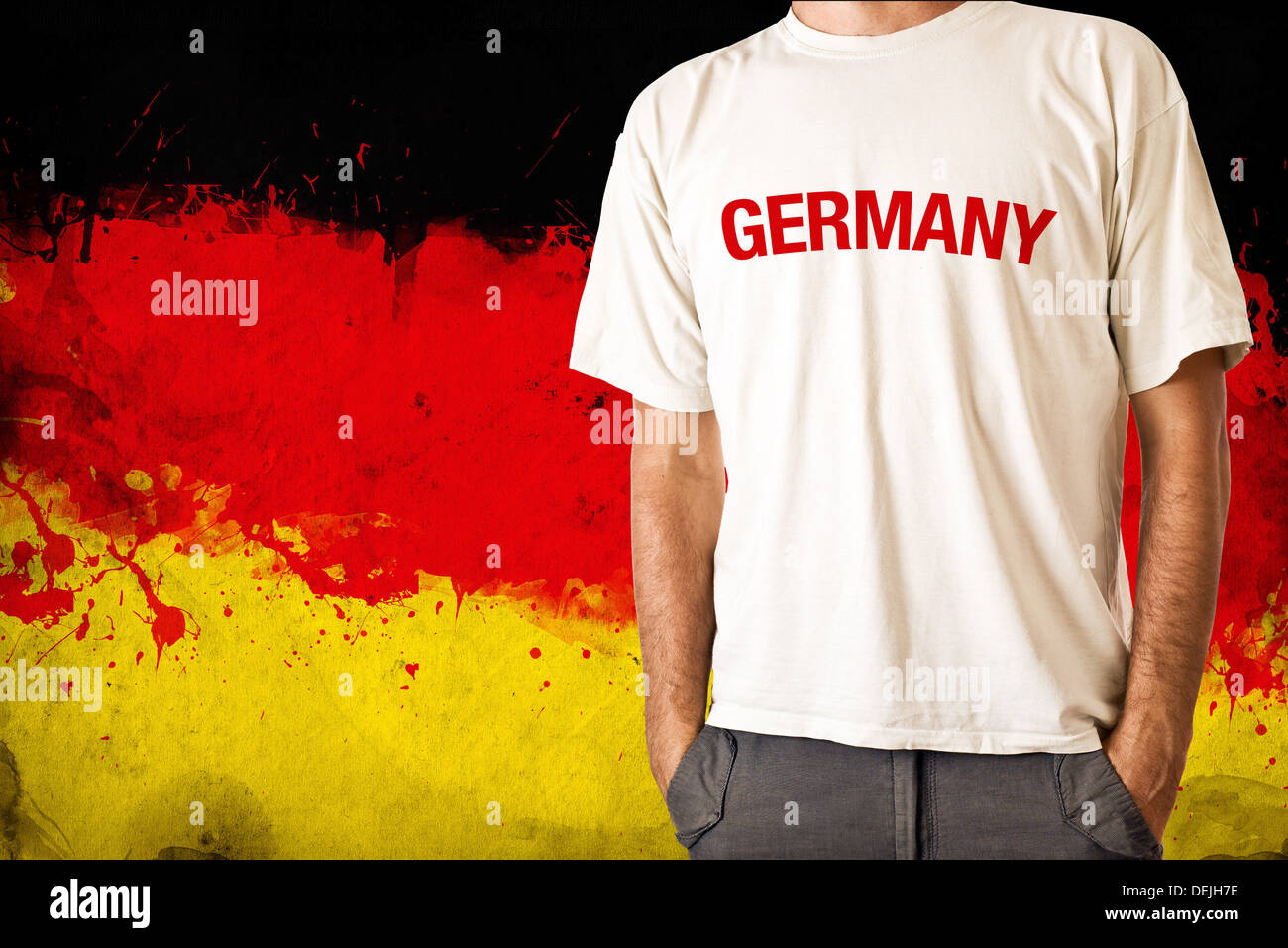 Uomo in camicia bianca con titolo in Germania, bandiera tedesca in  background Foto stock - Alamy