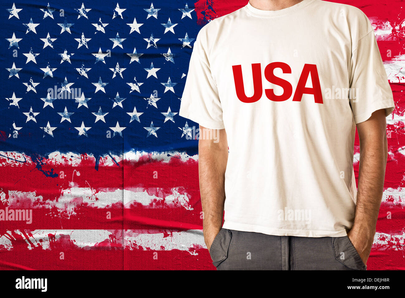 Uomo in camicia bianca con titolo STATI UNITI D'AMERICA,bandiera americana  in background Foto stock - Alamy