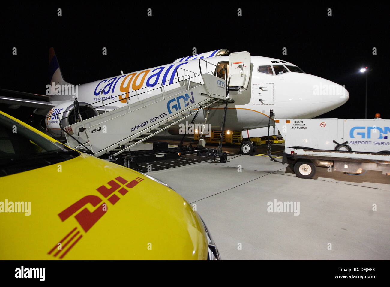 Gdansk, Polonia 19th, settembre 2013 DHL Polonia lancia il nuovo Boeing 737-300F cargo aereo a Tallinn - Gdansk - Leipzig. Il nuovo aeromobile è in grado di trasportare oltre 16 tonnellate di merci. Nella foto: DHL 737-300F cargo aereo siede all Aeroporto Lech Walesa di Danzica durante il carico delle merci. Credito: Michal Fludra/Alamy Live News Foto Stock