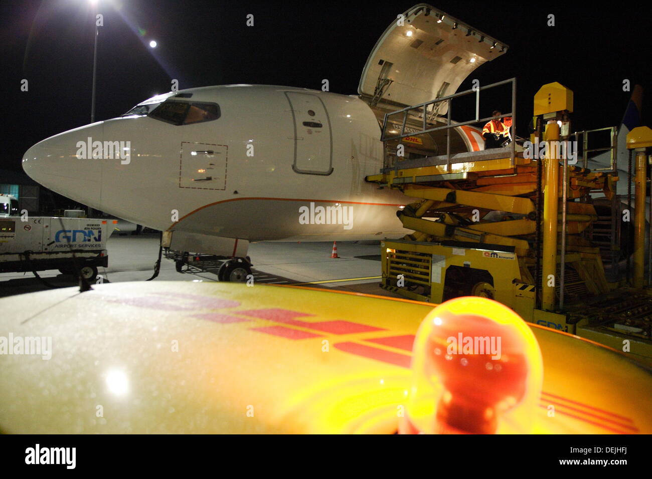 Gdansk, Polonia 19th, settembre 2013 DHL Polonia lancia il nuovo Boeing 737-300F cargo aereo a Tallinn - Gdansk - Leipzig. Il nuovo aeromobile è in grado di trasportare oltre 16 tonnellate di merci. Nella foto: DHL 737-300F cargo aereo siede all Aeroporto Lech Walesa di Danzica durante il carico delle merci. Credito: Michal Fludra/Alamy Live News Foto Stock