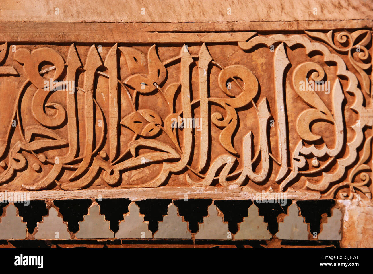 Dettaglio calligrafico presso il Ben Youssef madrasa, Marrakech, Marocco Foto Stock