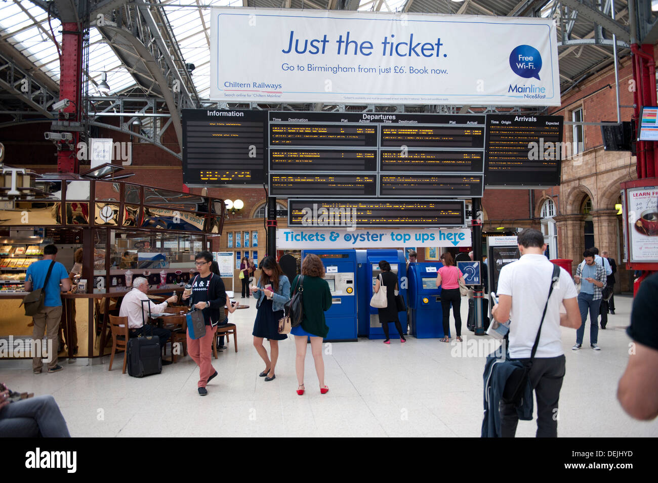 Marylebone stazione ferroviaria, LONDRA, REGNO UNITO, vista interna con la destinazione pannelli sopra il concourse Foto Stock