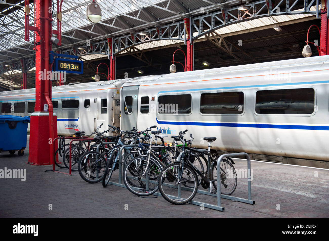 Le biciclette sulla piattaforma a Marylebone Stazione ferroviaria a Londra, NEL REGNO UNITO CON UN Chiltern treni treno in background Foto Stock