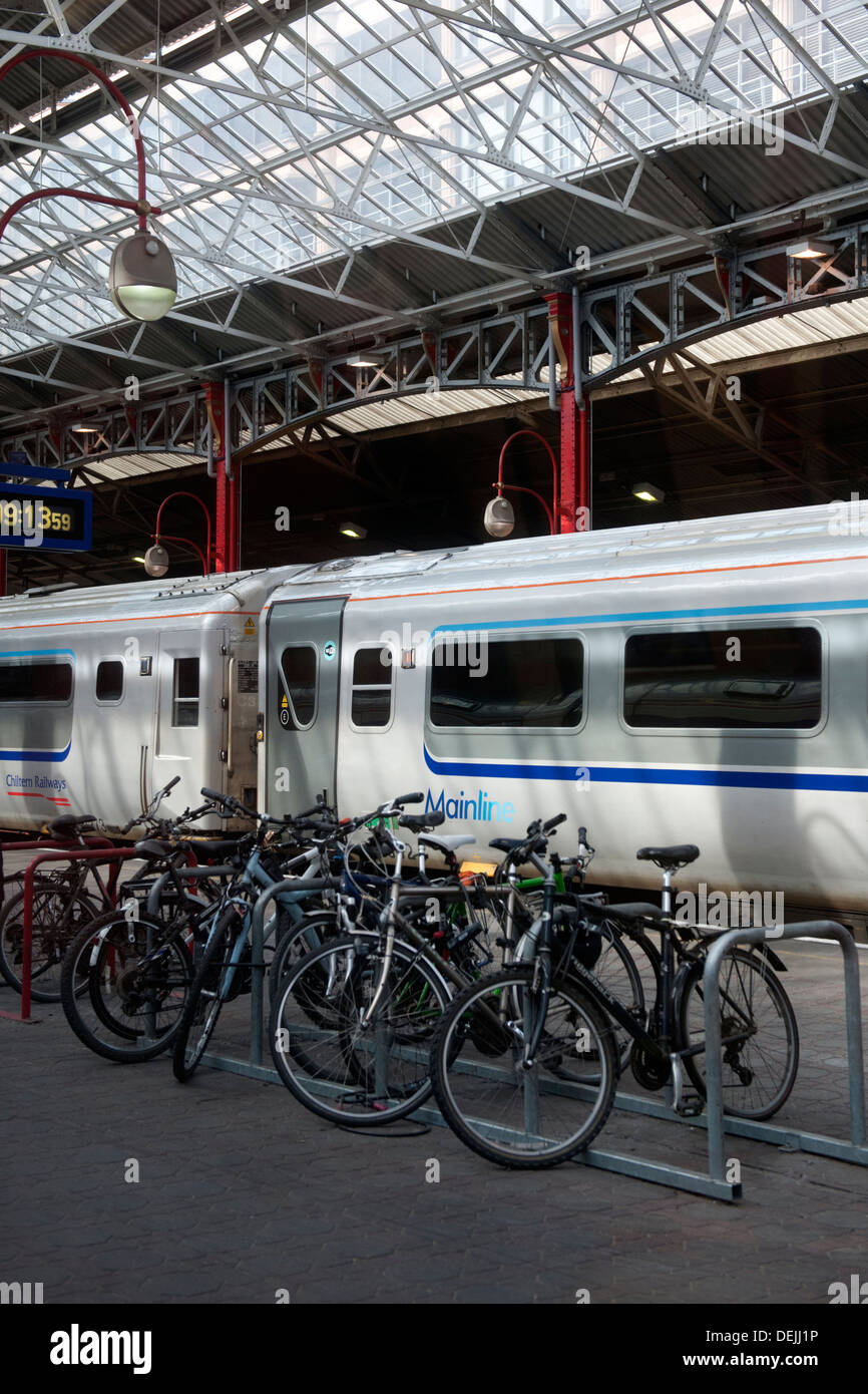 Le biciclette sulla piattaforma a Marylebone Stazione ferroviaria a Londra, NEL REGNO UNITO CON UN Chiltern treni treno in background Foto Stock