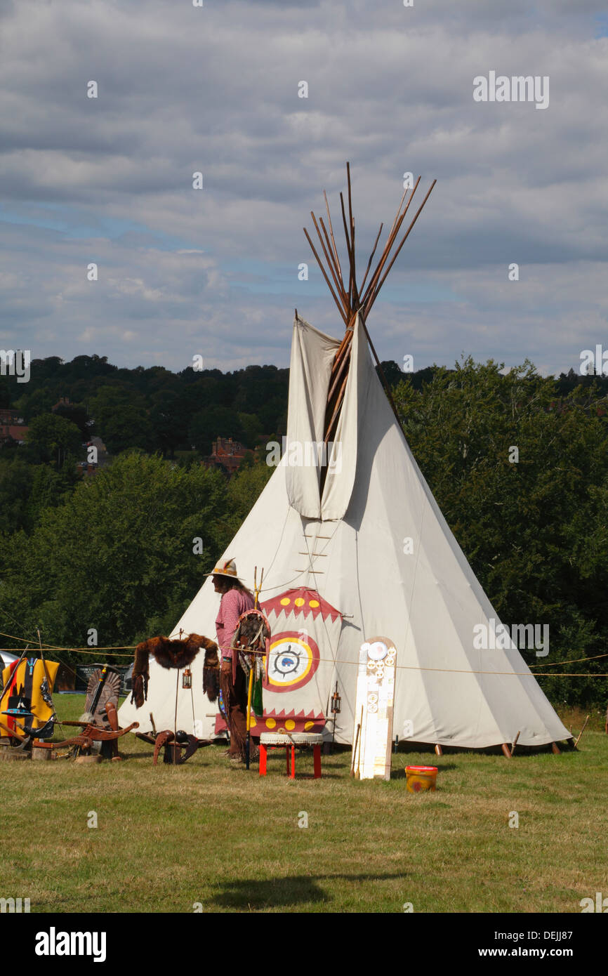 Rosso teepee indiano e mestieri display all 'passato' Country Fair a Pestalozzi Sedlescombe East Sussex Regno Unito Foto Stock