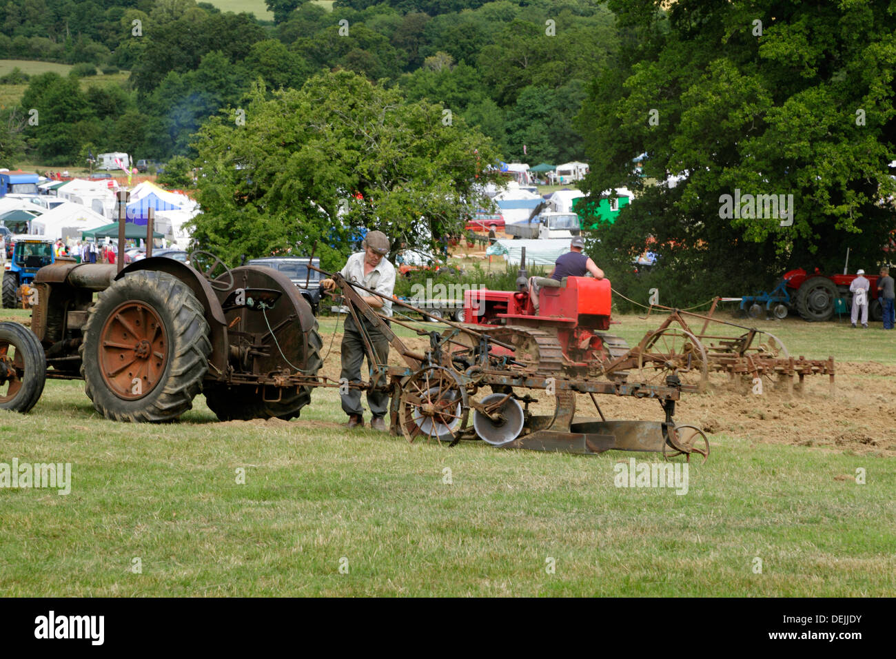 I vecchi trattori e aratri a 'passato' Country Fair evento al Pestalozzi Sedlescombe East Sussex Regno Unito Foto Stock