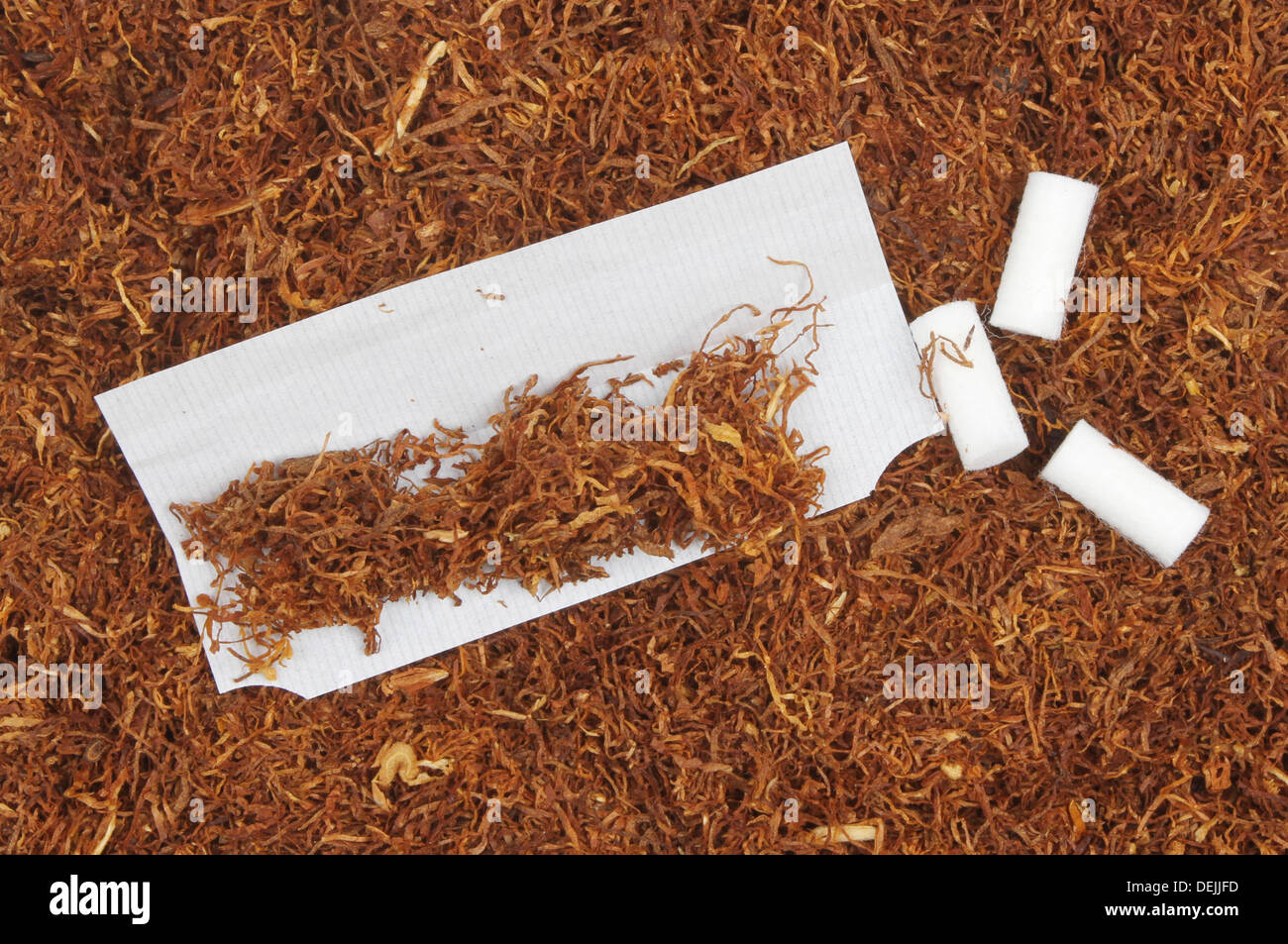 Rolling tobacco immagini e fotografie stock ad alta risoluzione - Alamy