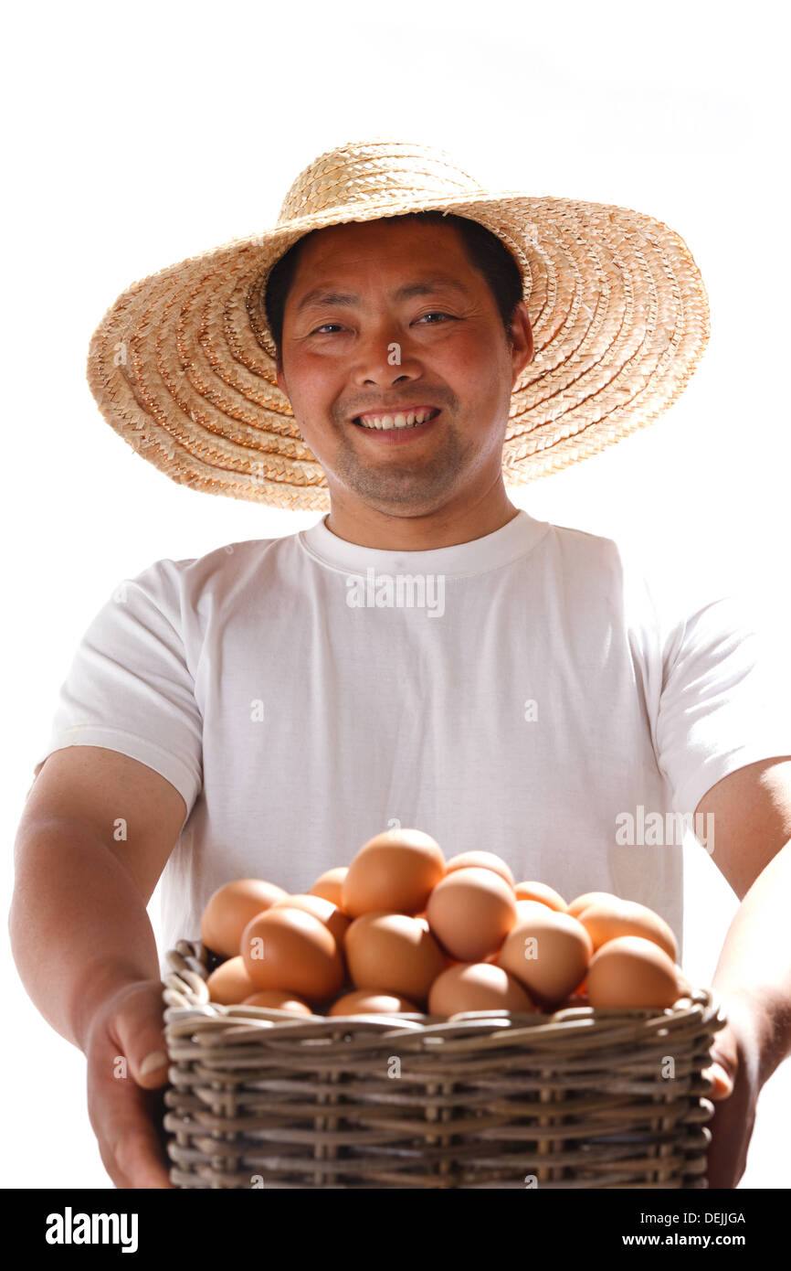 L'agricoltore che detiene paniere di uova Foto Stock