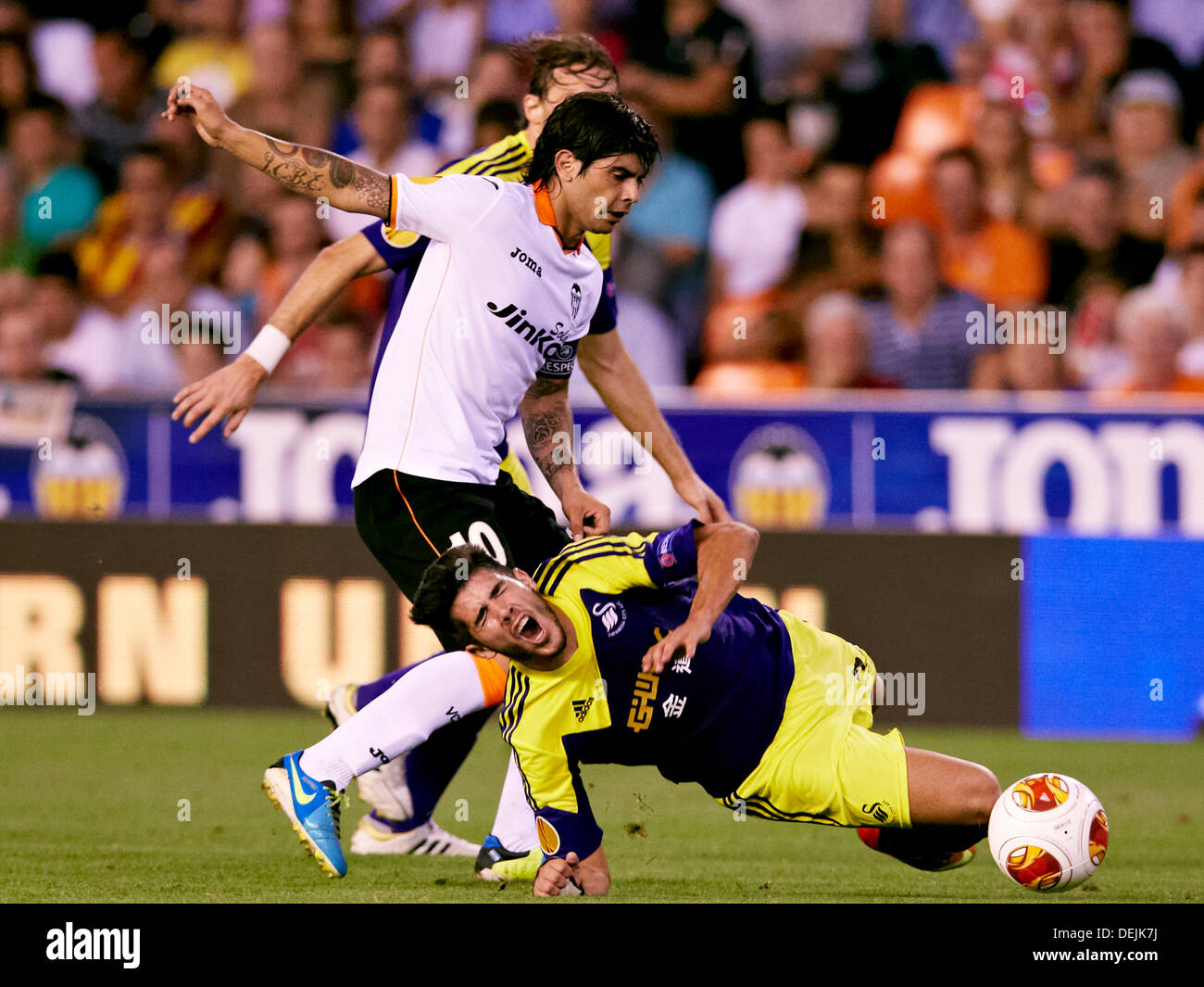 19.09.2013 Valencia, Spagna. Centrocampista Alejandro Pozuelo di Swansea City è imbrattata di centrocampista mai Banega del Valencia CF (UP) durante l'Europa League tra Valencia e Swansea City dal Mestalla stadio. Foto Stock