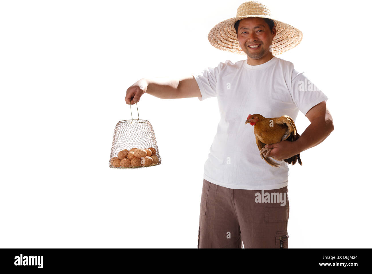 L'agricoltore che detiene le uova e pollo Foto Stock
