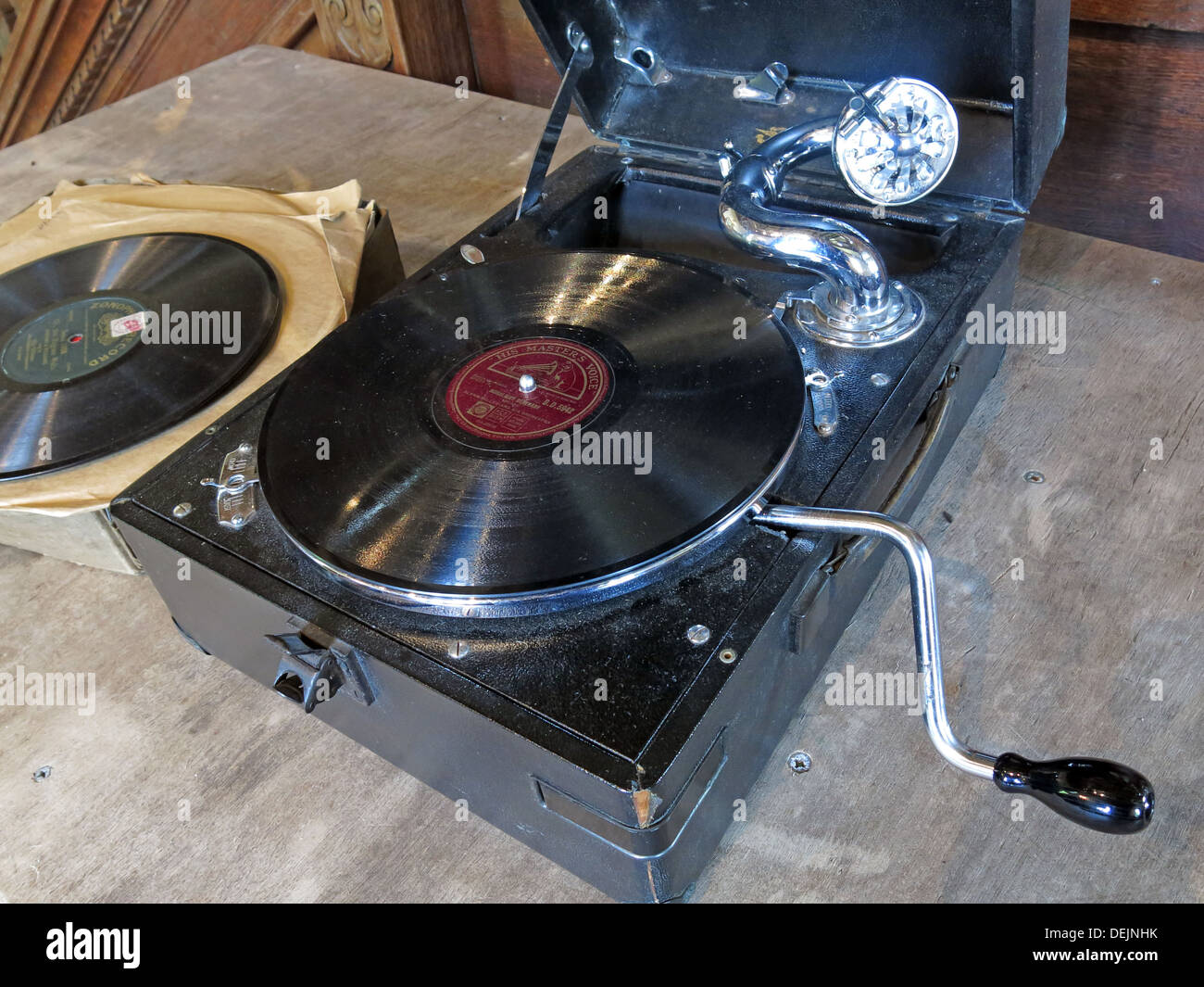 Vento portatile fino Gramophone record giocatore con 78rpm Dischi in Vinile, England, Regno Unito Foto Stock