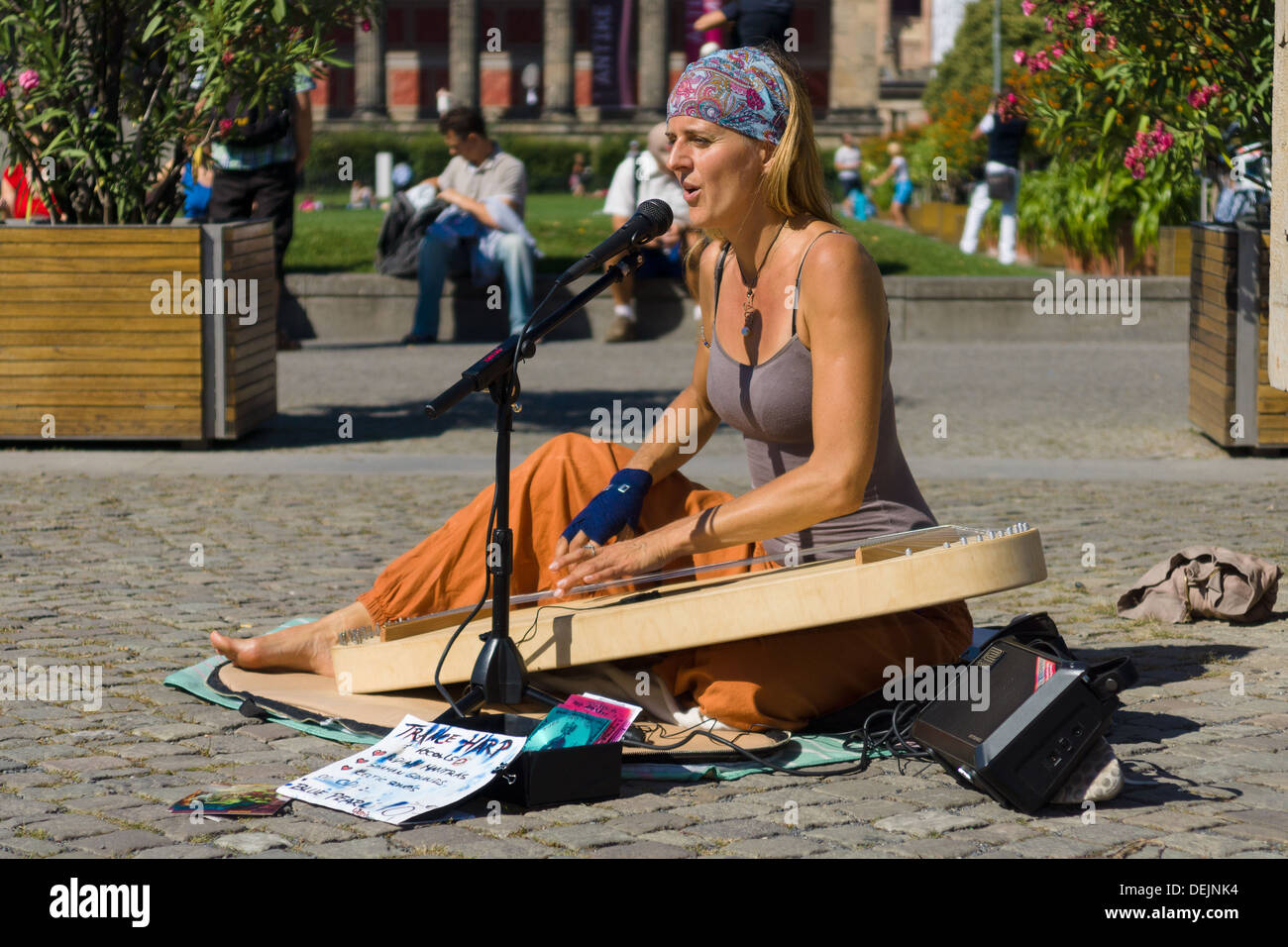 Donna che gioca il sitar. Berlin Foto Stock