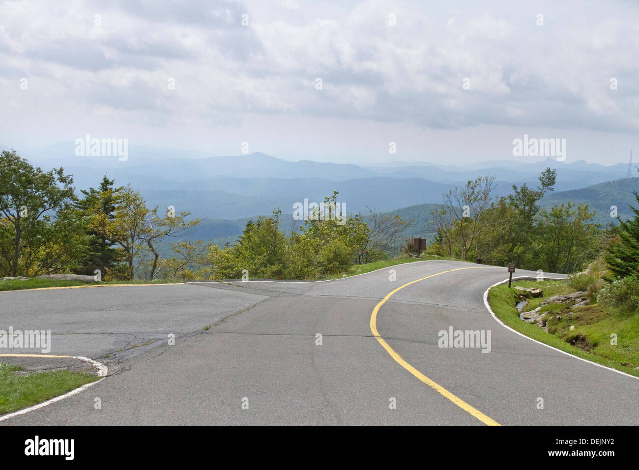 Una strada di montagna diverge creando una scelta della via da seguire Foto Stock
