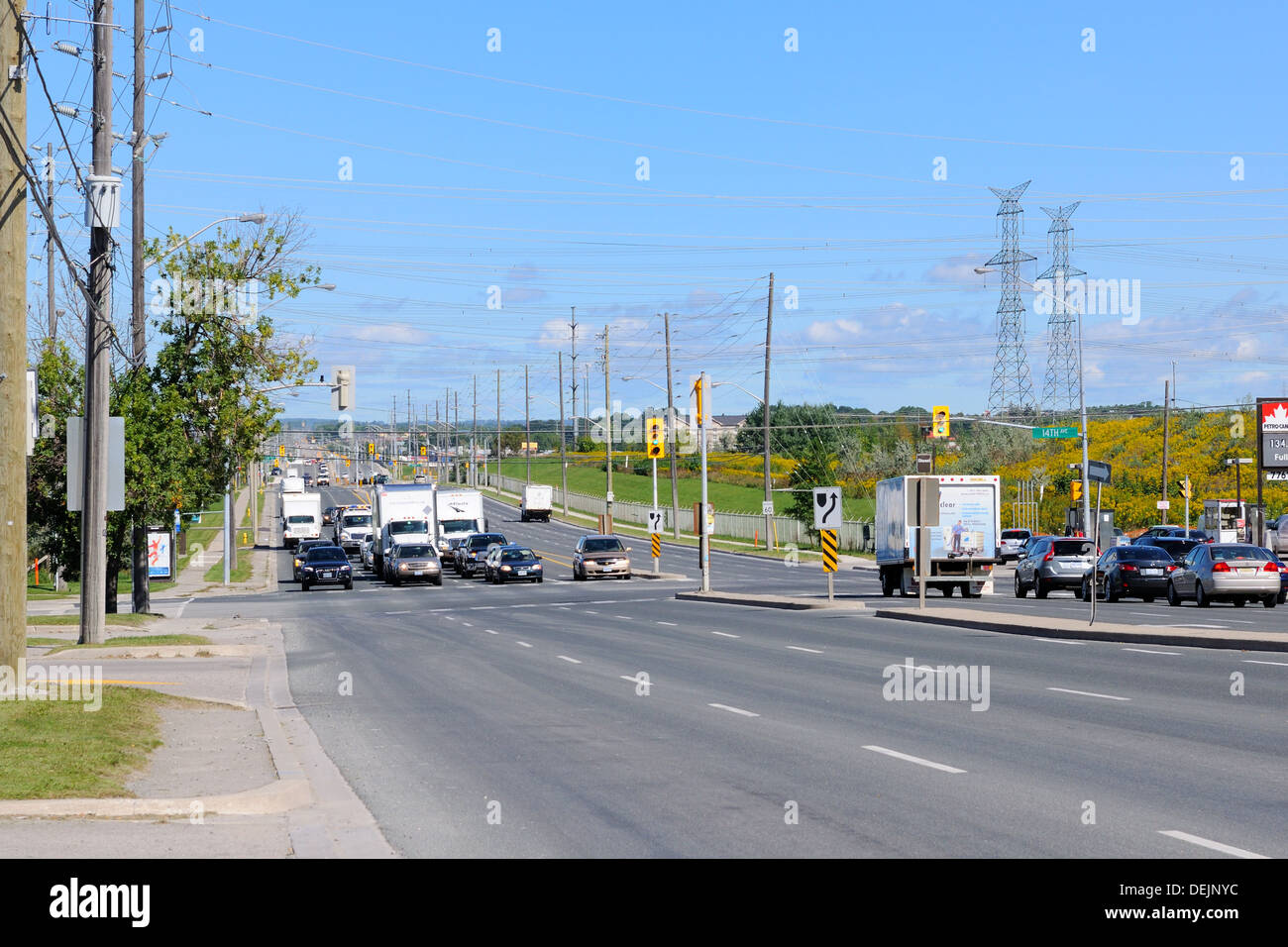 Fermo del traffico in corrispondenza di una intersezione a Toronto, Ontario, Canada Foto Stock