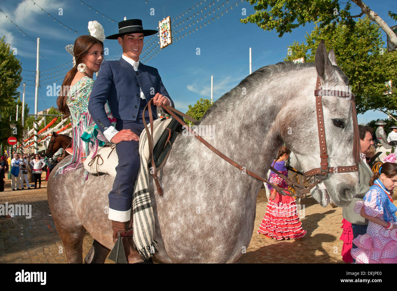 Fiera di Aprile, coppia giovane a cavallo, Siviglia, regione dell'Andalusia, Spagna, Europa Foto Stock