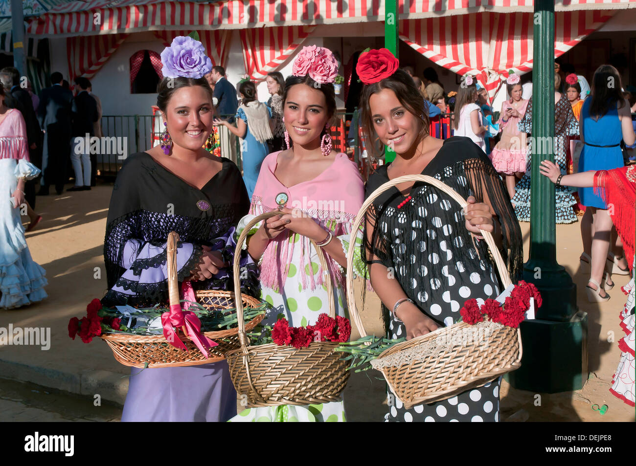 Fiera di Aprile, giovani donne che indossano il tradizionale abito flamenco, Siviglia, regione dell'Andalusia, Spagna, Europa Foto Stock