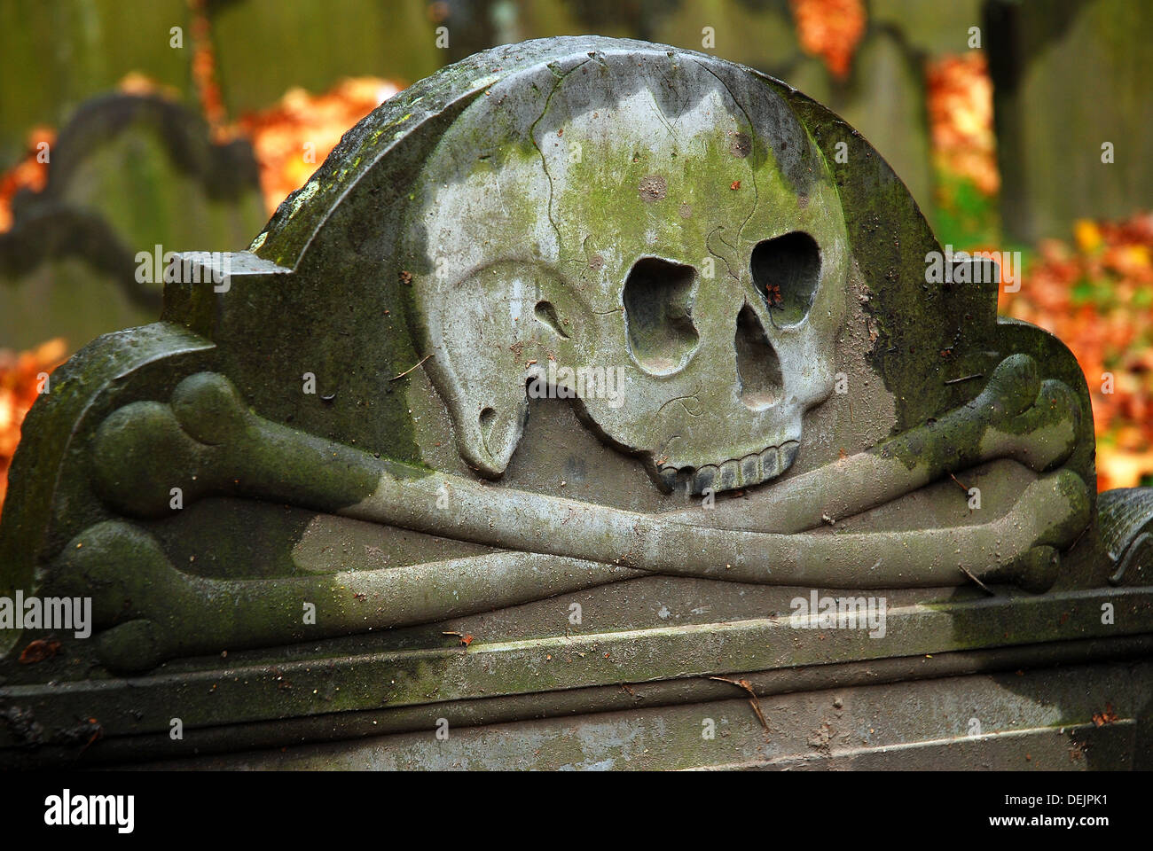 Il Teschio e Ossa lapide nel granaio di seppellimento di massa, Boston, MA Foto Stock