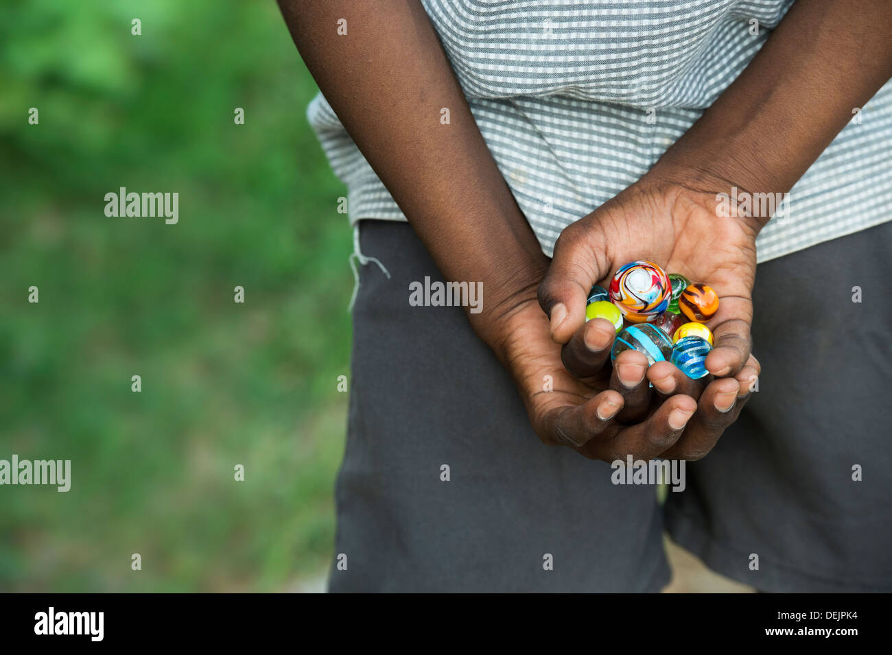 Indian boys mani marmi dietro la schiena. India Foto Stock