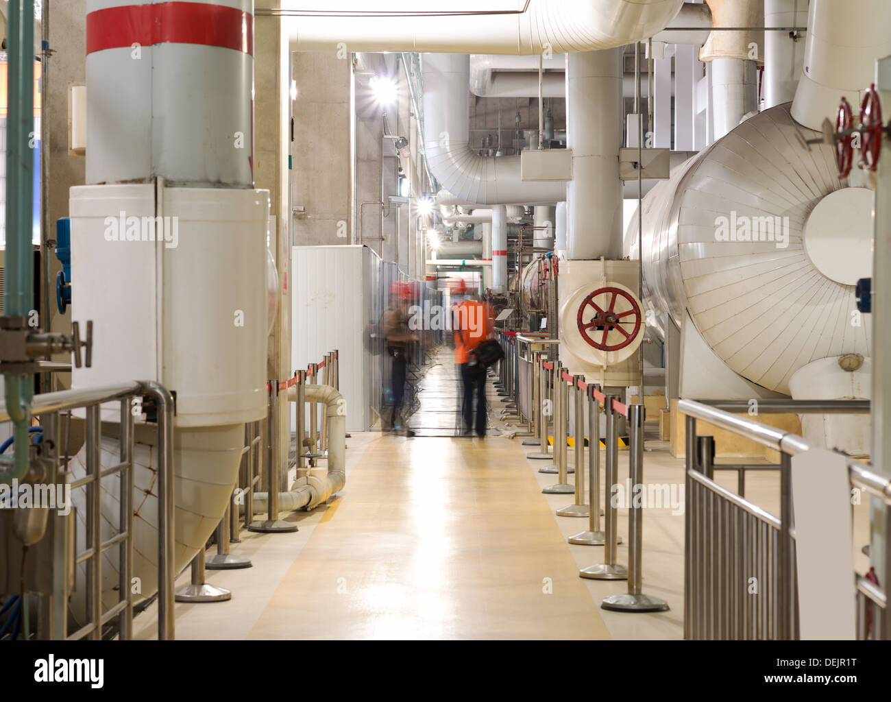 Le attrezzature, i cavi e le tubazioni come si trova all' interno di un industriale moderno impianto di alimentazione Foto Stock