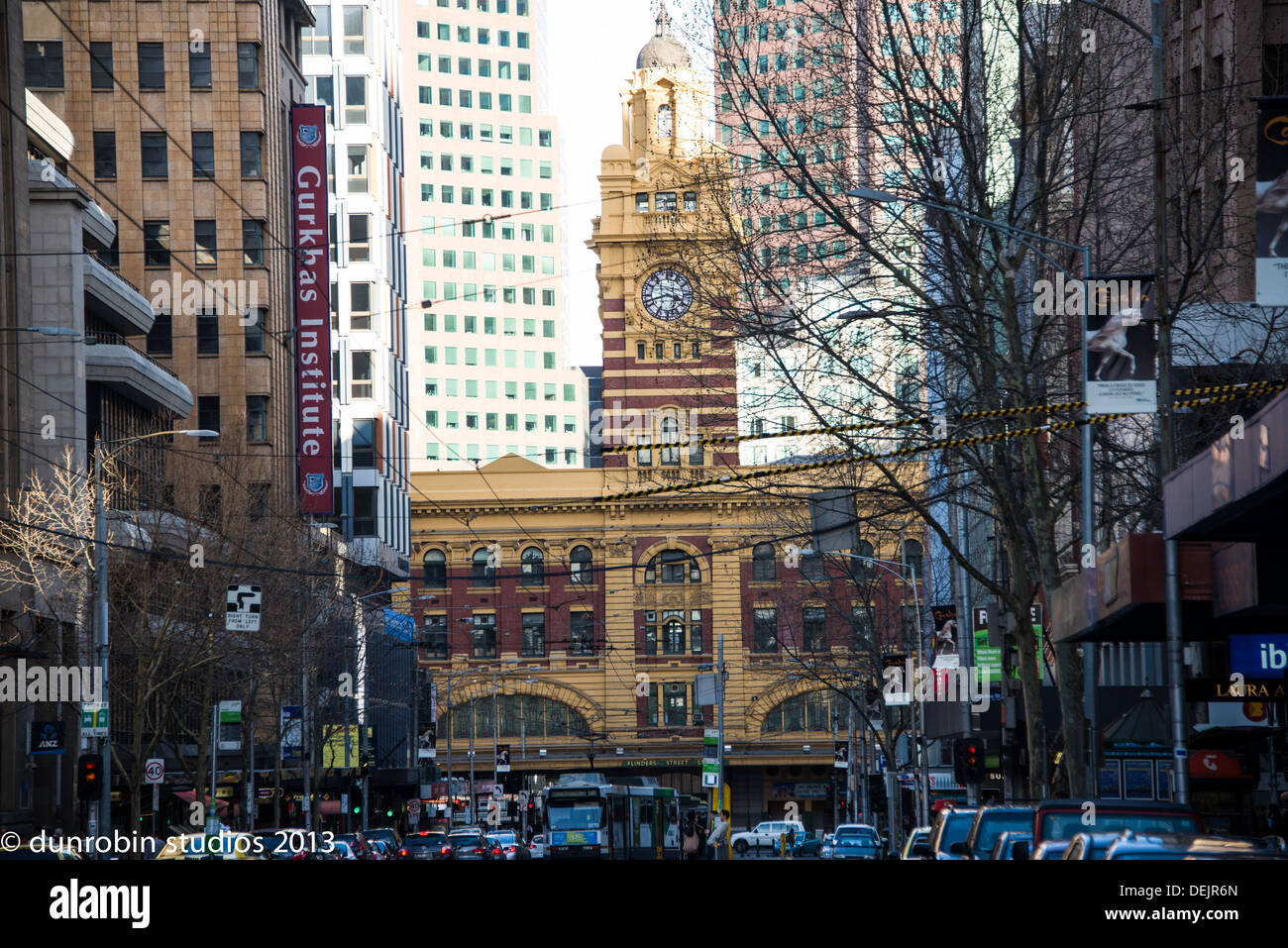 Elizabeth Street cercando di Flinders Street Station con la torre dell orologio, tram autunno skylin alti edifici in background Foto Stock