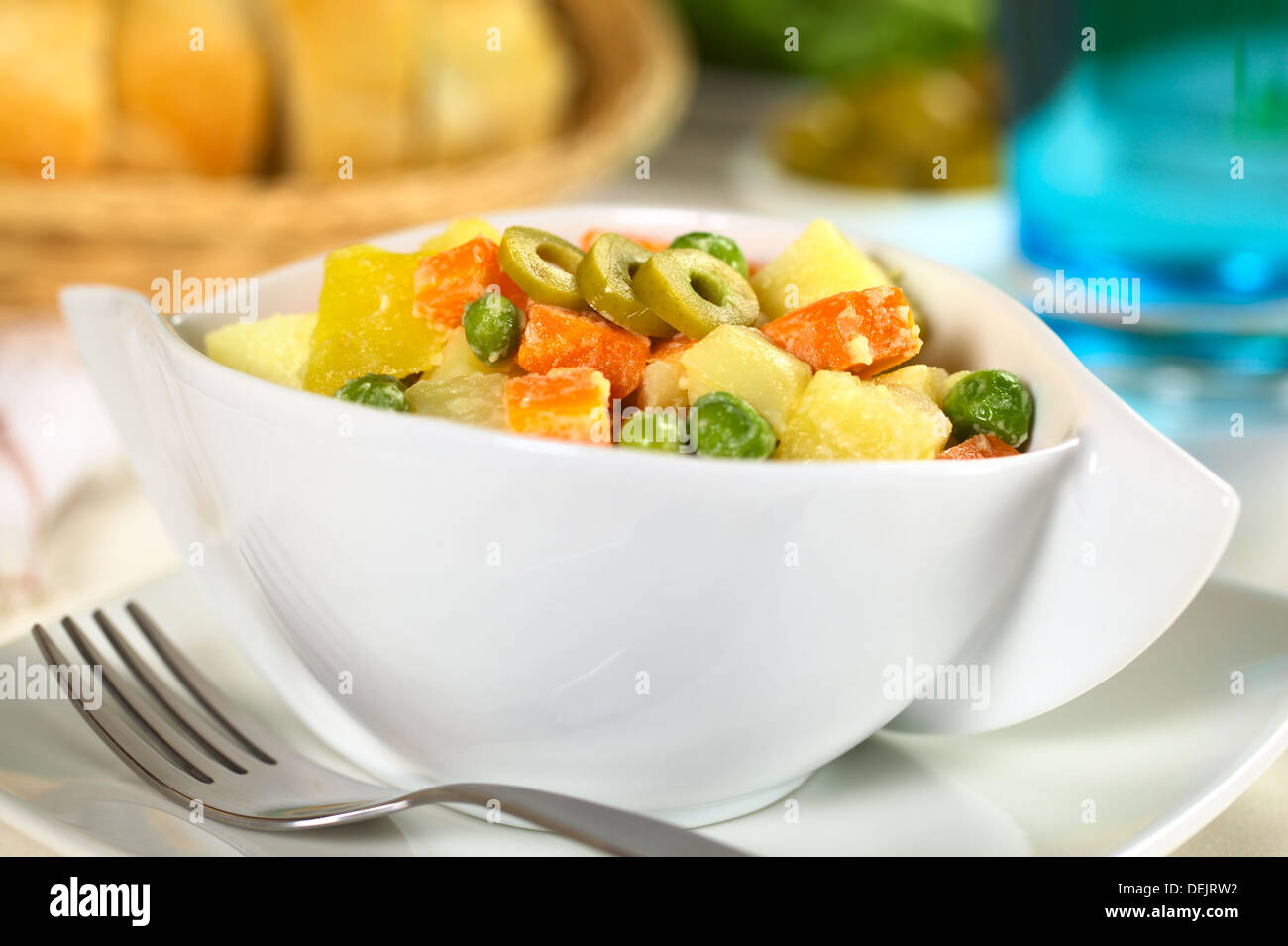 Vegetariano insalata russa, chiamato anche insalata Olivier, fatta di patate, carote e piselli mescolato con maionese Foto Stock