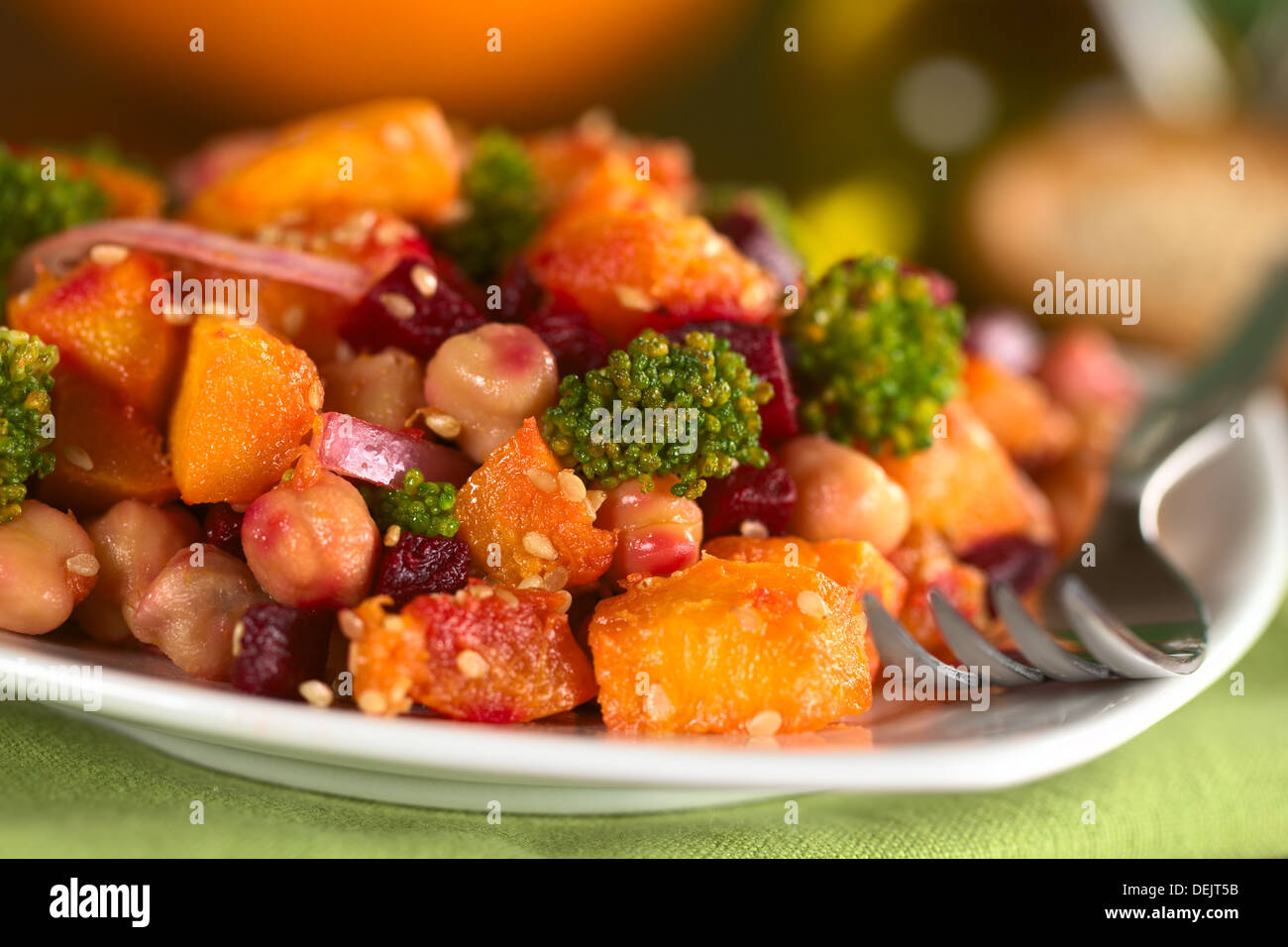 La zucca, barbabietole, broccoli e insalata di ceci guarnito con semi di sesamo Foto Stock