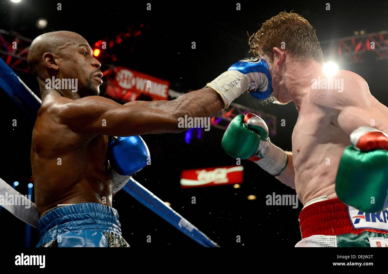 (L-R) Floyd Mayweather Jr (USA), Saul Alvarez (MEX), Settembre 14, 2013 - Pugilato : Floyd Mayweather Jr degli Stati Uniti colpisce Saul Alvarez del Messico durante la WBC e WBA Super Welterweight titoli bout al MGM Grand Garden Arena di Las Vegas, Nevada, Stati Uniti. (Foto di Naoki Fukuda/AFLO)<br>914MGM <br>WBA Floyd Mayweather 2-0 WBC '' Saul 'Canelo" Alvarez<br> Foto Stock