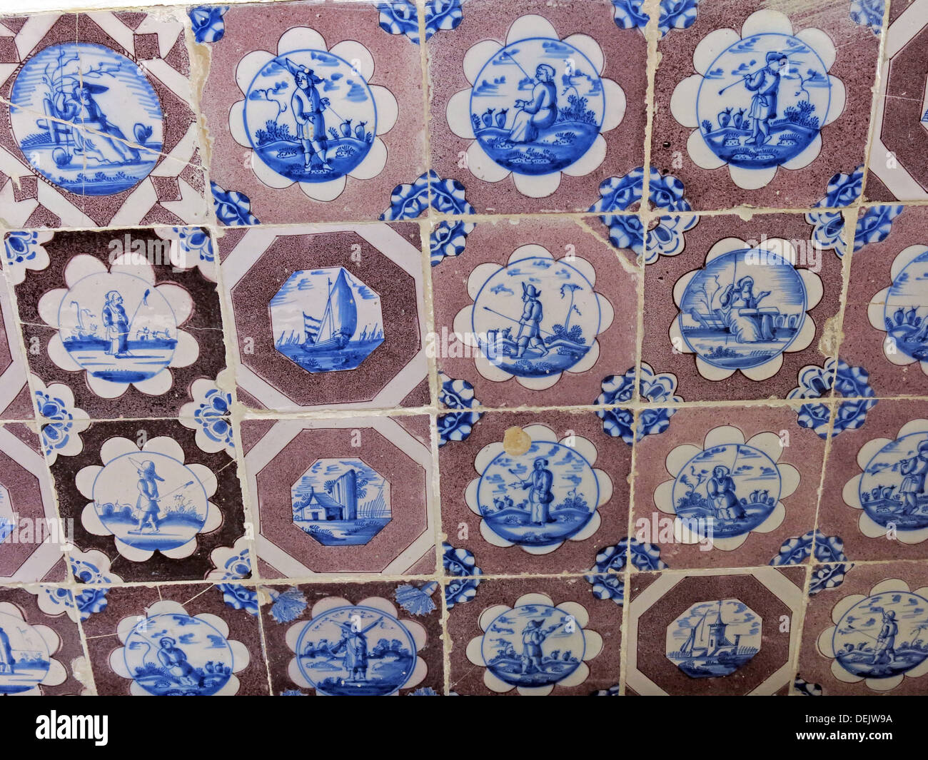 Le piastrelle di ceramica in marrone e blu olandese,Barrington Court,ilminster,Somerset, Inghilterra,UK,NT Foto Stock