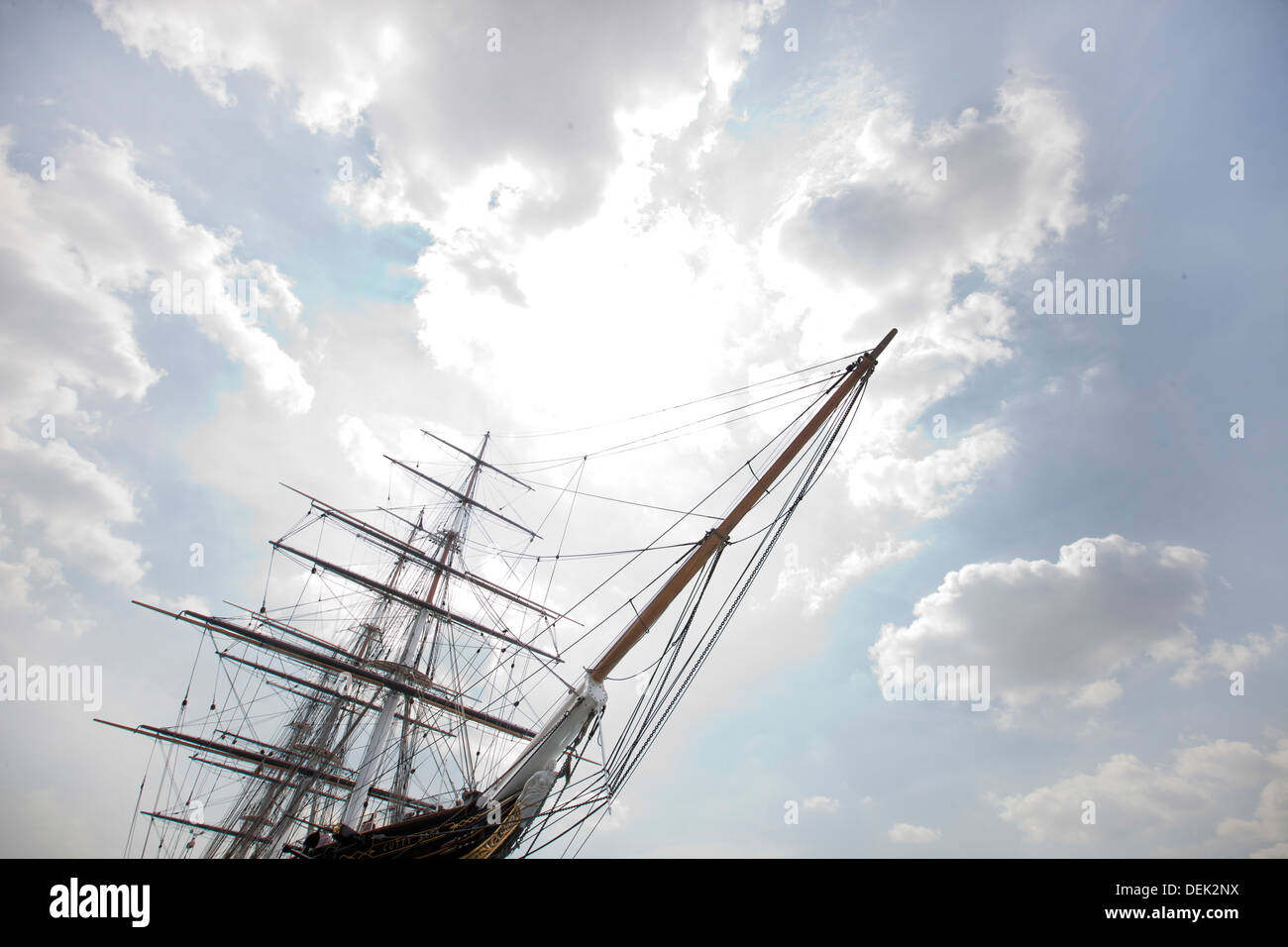 Angolo basso visualizza tre masted nave contro il cielo nuvoloso Foto Stock