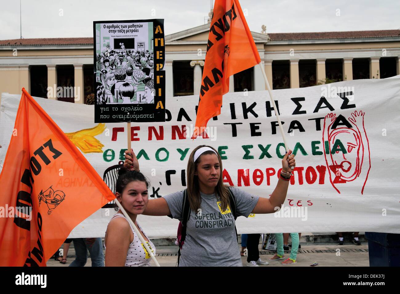 Griechische Schüler protestieren gegen Sparmassnahmen im Bildungssektor di Atene. Foto Stock