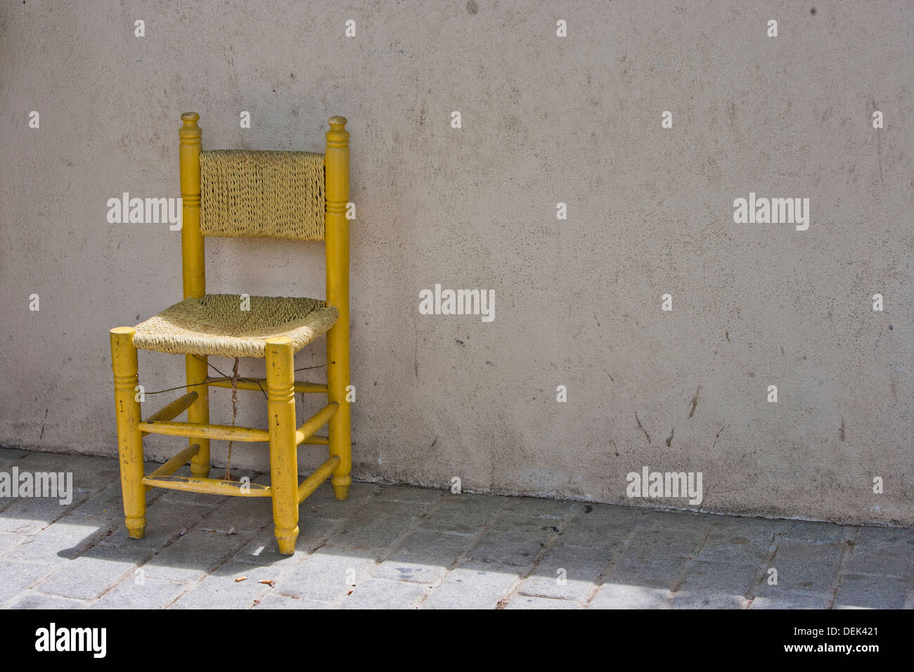 Sedia gialla contro un muro di mattoni Istanbul Foto Stock