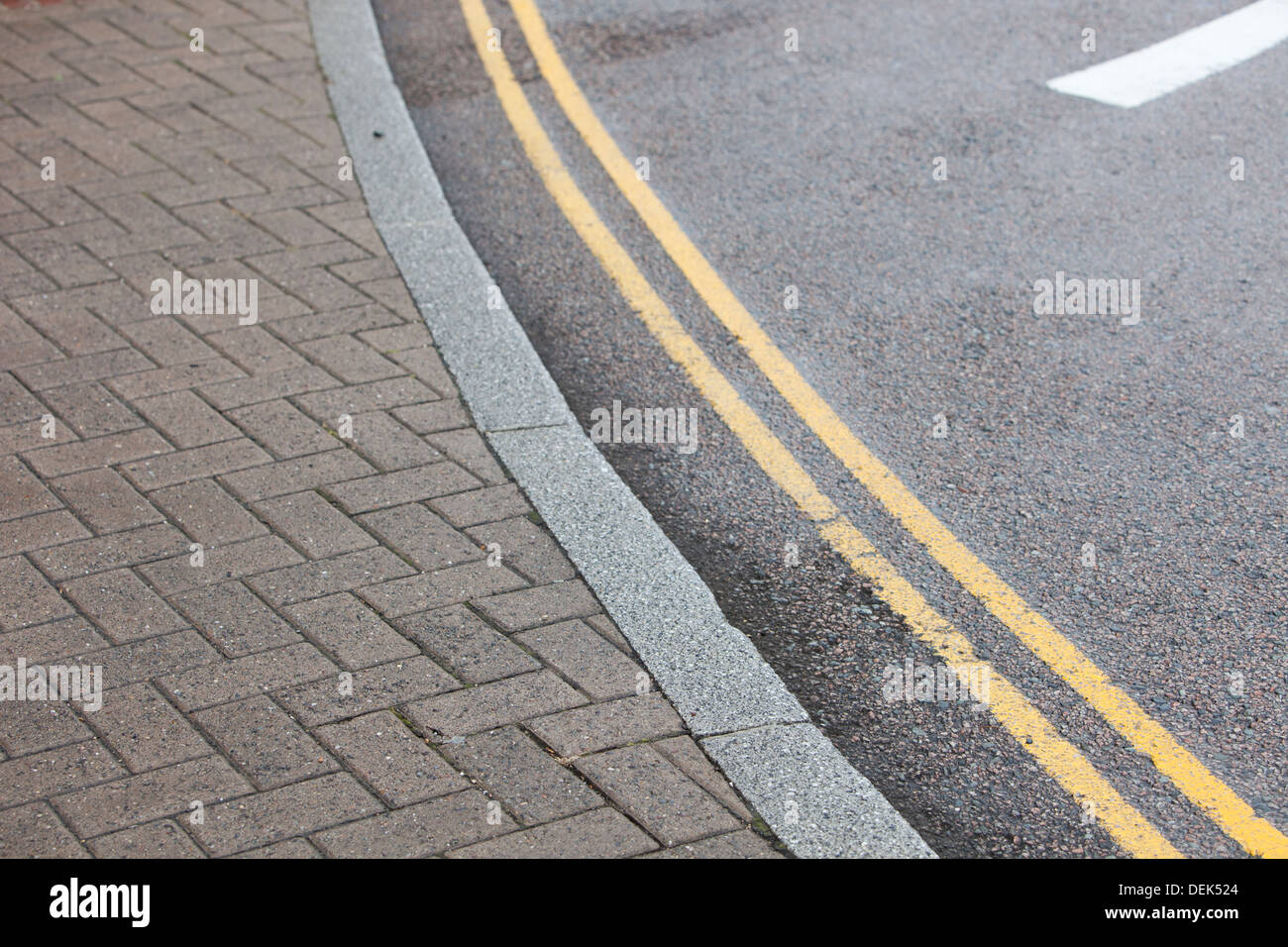 Doppia linea gialla sulla strada Foto Stock