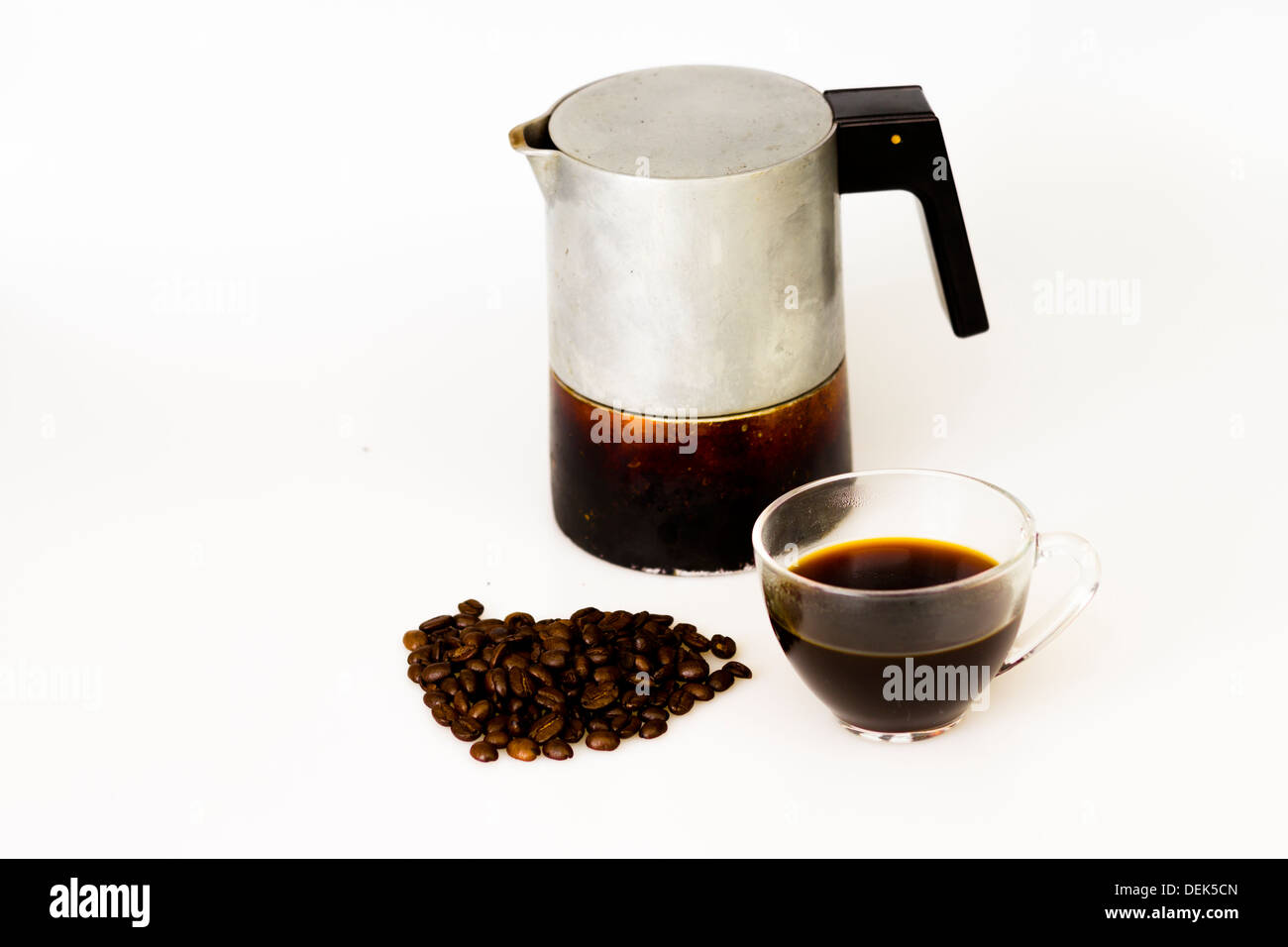 Caffettiera espresso con la tazza di caffè e fagioli Foto Stock