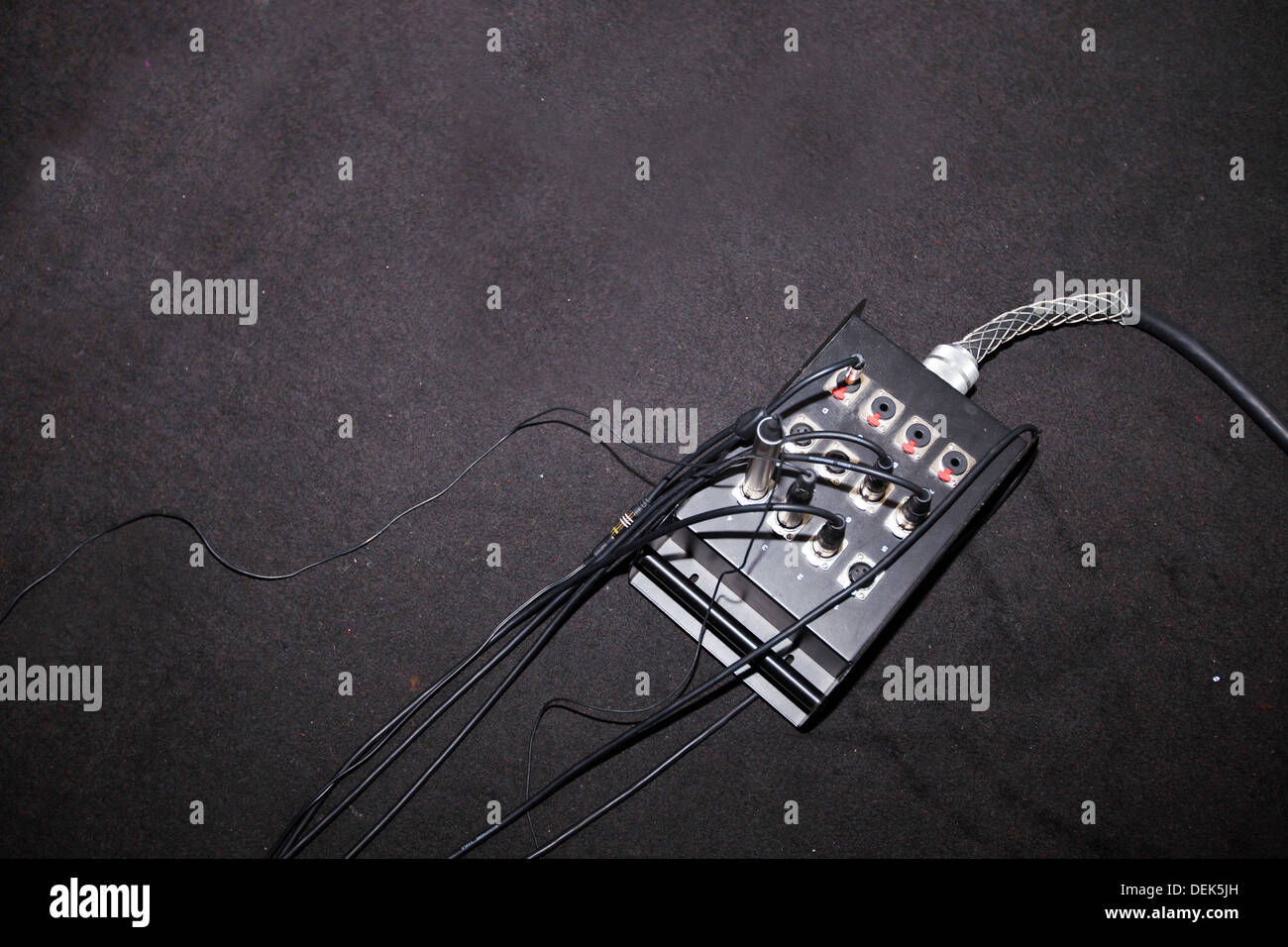 I fili elettrici collegati scatola elettrica studio televisivo Foto Stock