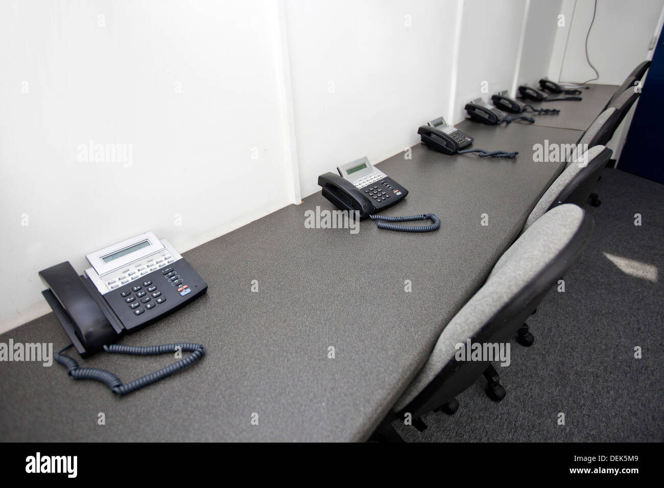 I telefoni di rete fissa sedie stazione televisiva Foto Stock