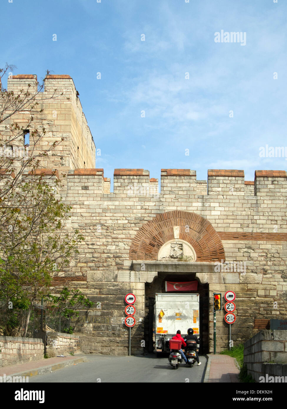 Istanbul, Mevlanakapi, Stadttor Mevlana in der Mauer Theodosianischen, LKW kaum passen hindurch Foto Stock