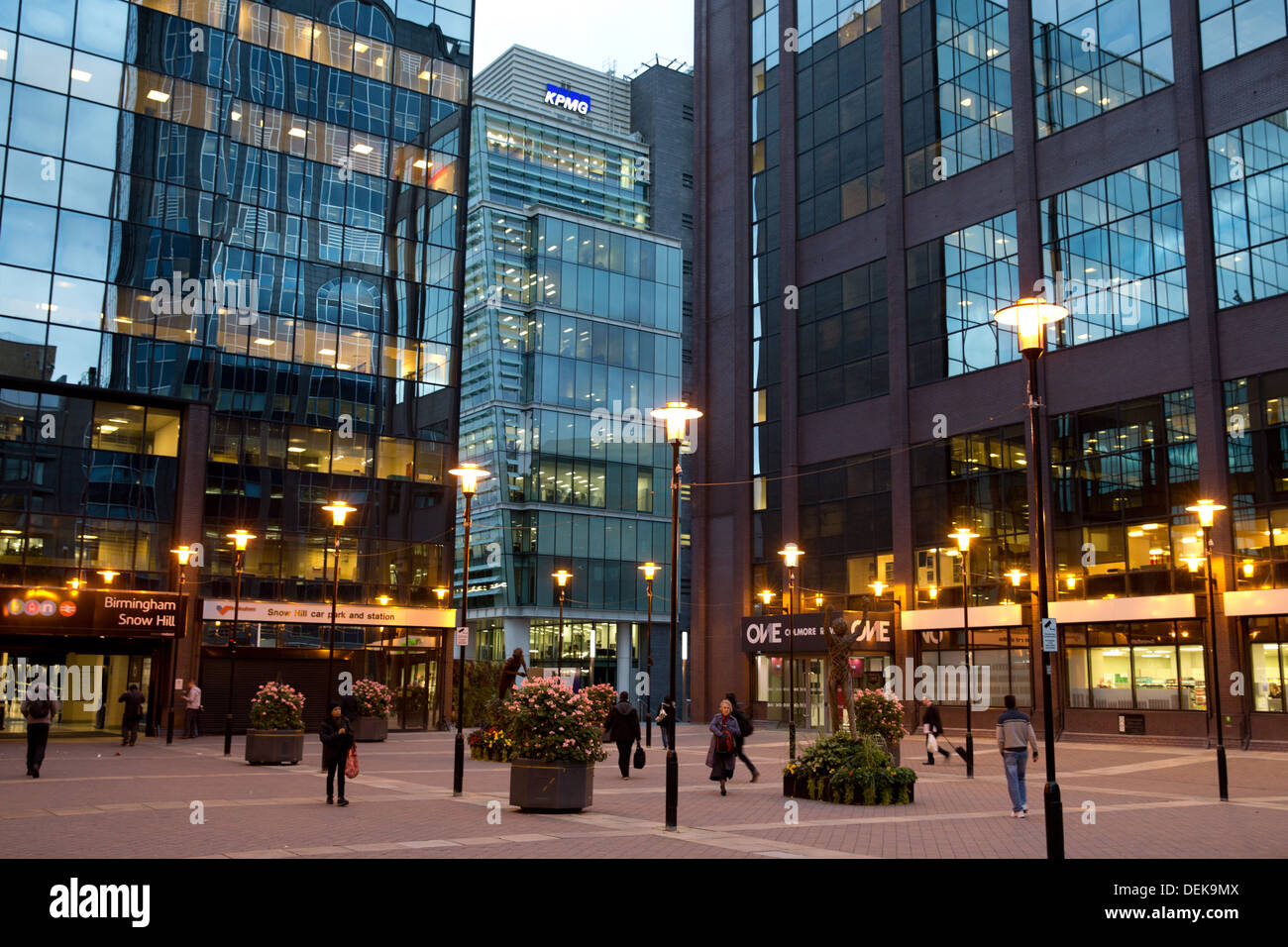Il cortile fuori dall'entrata Snowhill stazione ferroviaria dove un certo numero di aziende di grandi dimensioni sono basate. Foto Stock