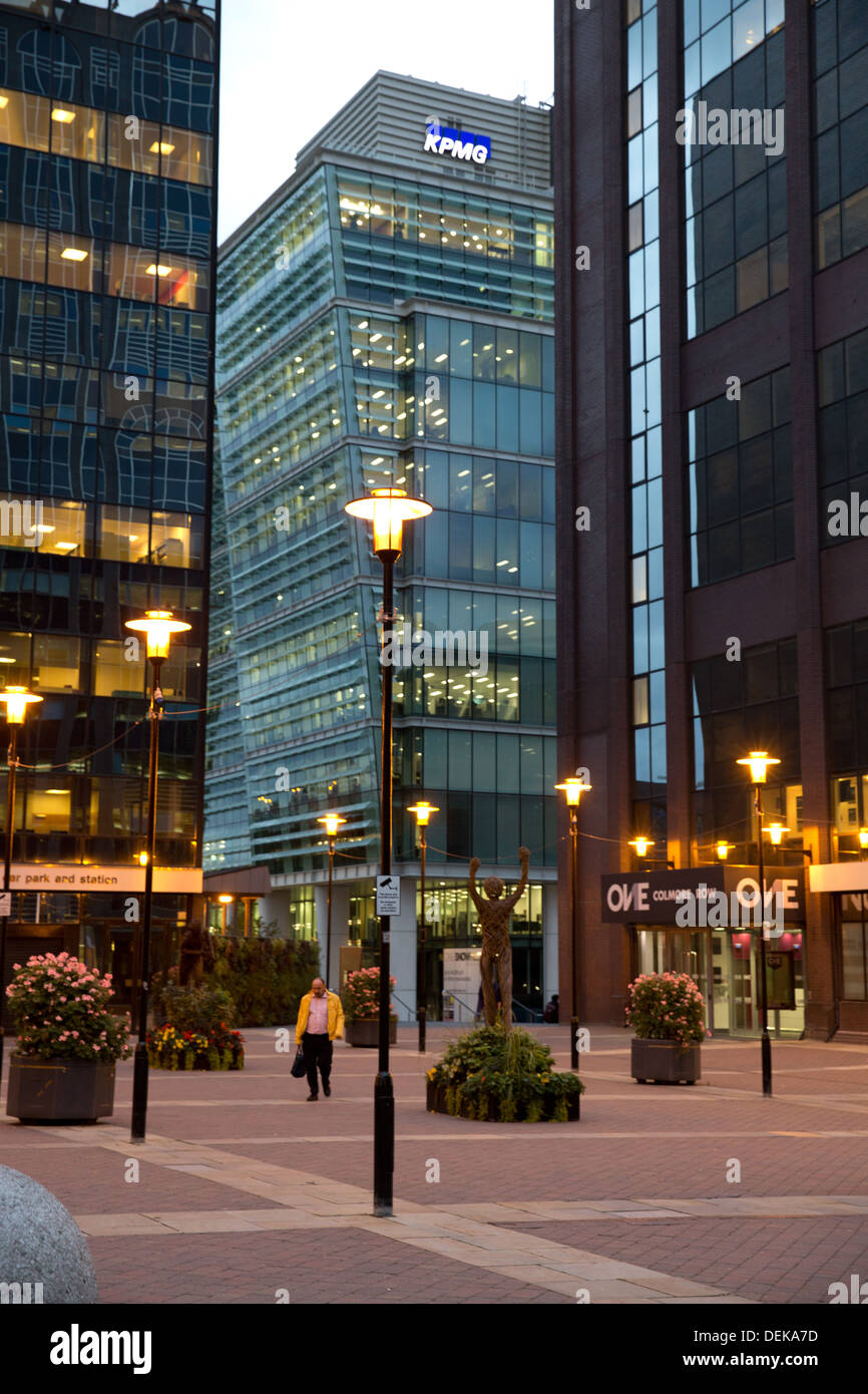 Il cortile fuori dall'entrata Snowhill stazione ferroviaria dove un certo numero di aziende di grandi dimensioni sono basate. Foto Stock
