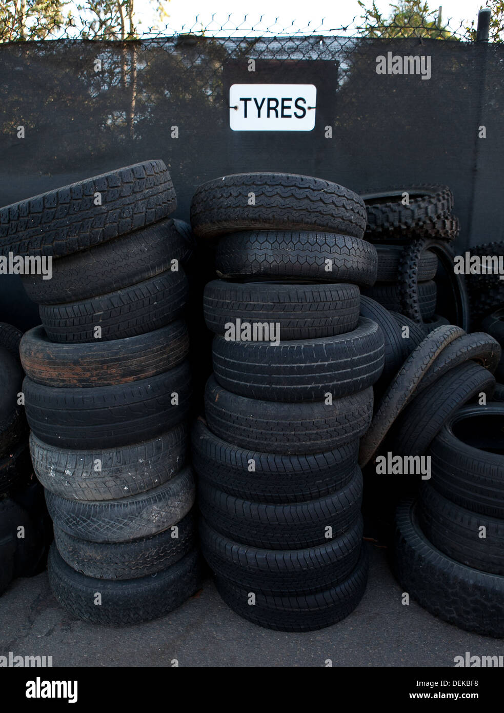 Vecchia auto pneumatici al centro di riciclaggio Foto Stock