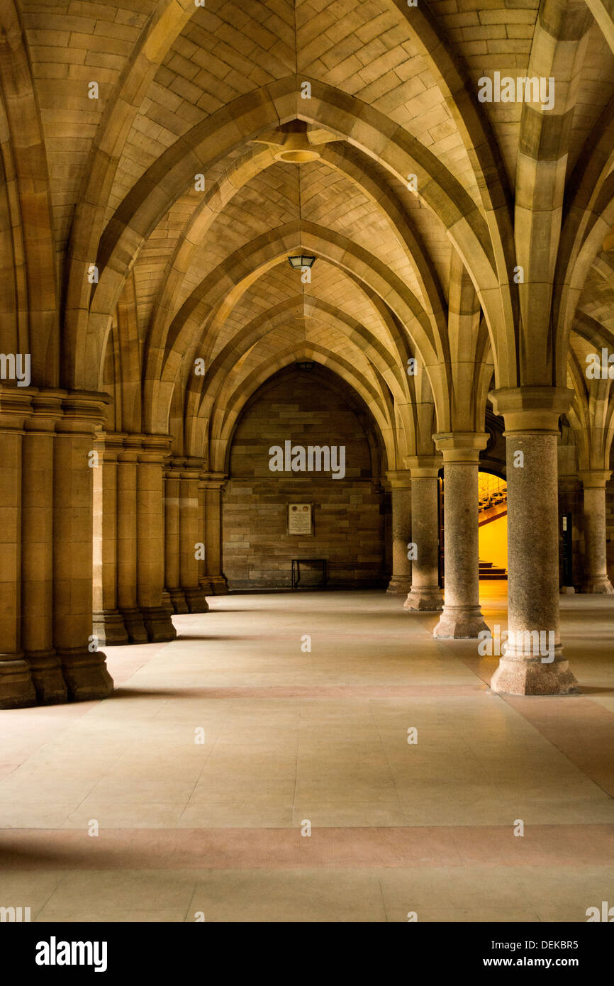 Verticale, immagine a colori di chiostri dell'università di Glasgow in Scozia, Regno Unito Foto Stock