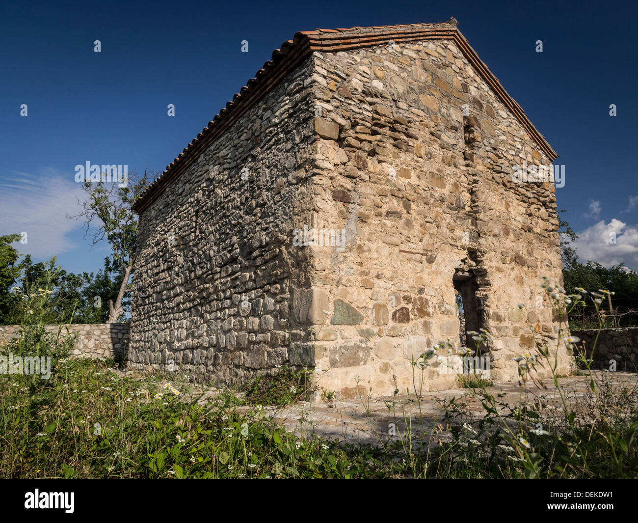 Piccola vecchia chiesa distrutta nella regione di Kakheti, Georgia. Foto Stock