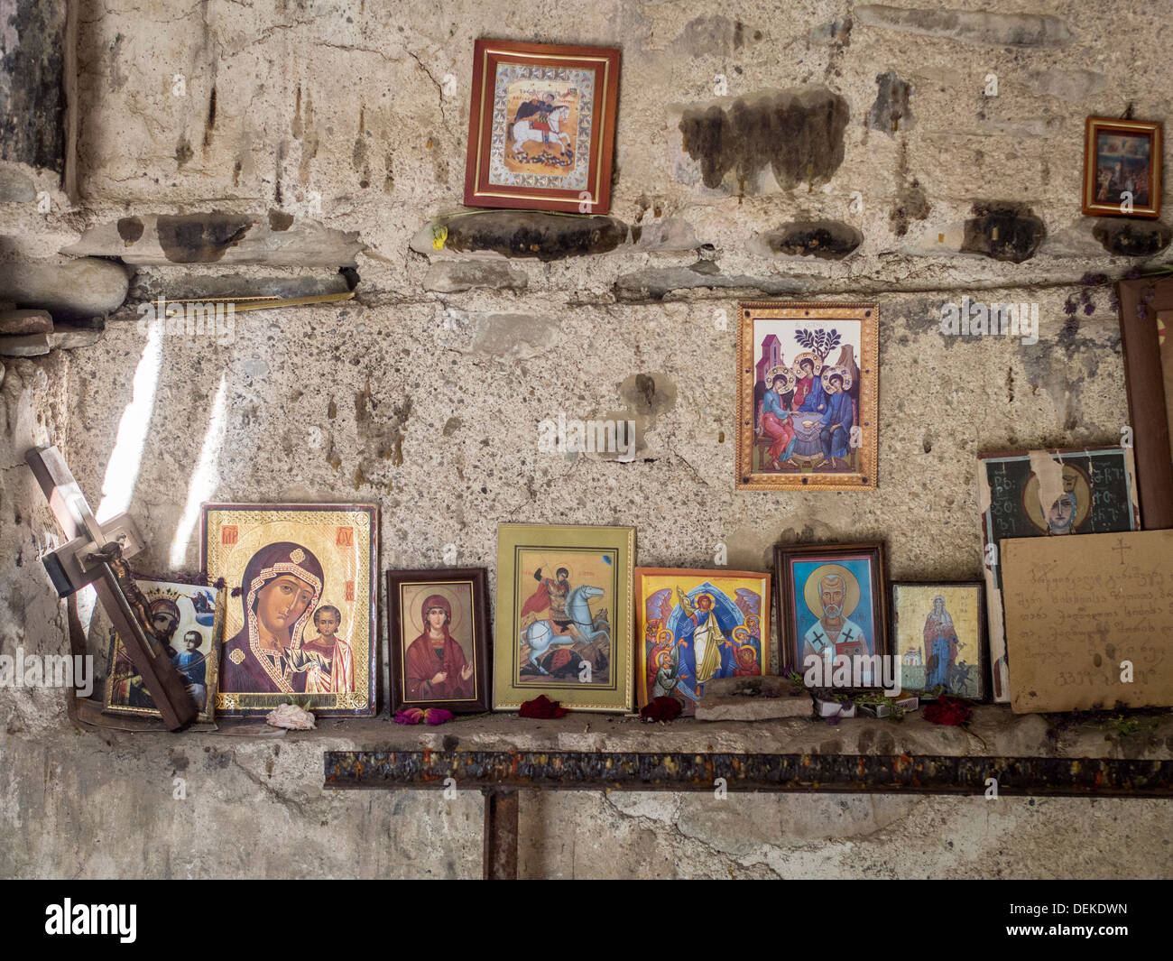 Icone ortodosse in una chiesa distrutta nella regione di Kakheti, Georgia, nel Caucaso. Foto Stock